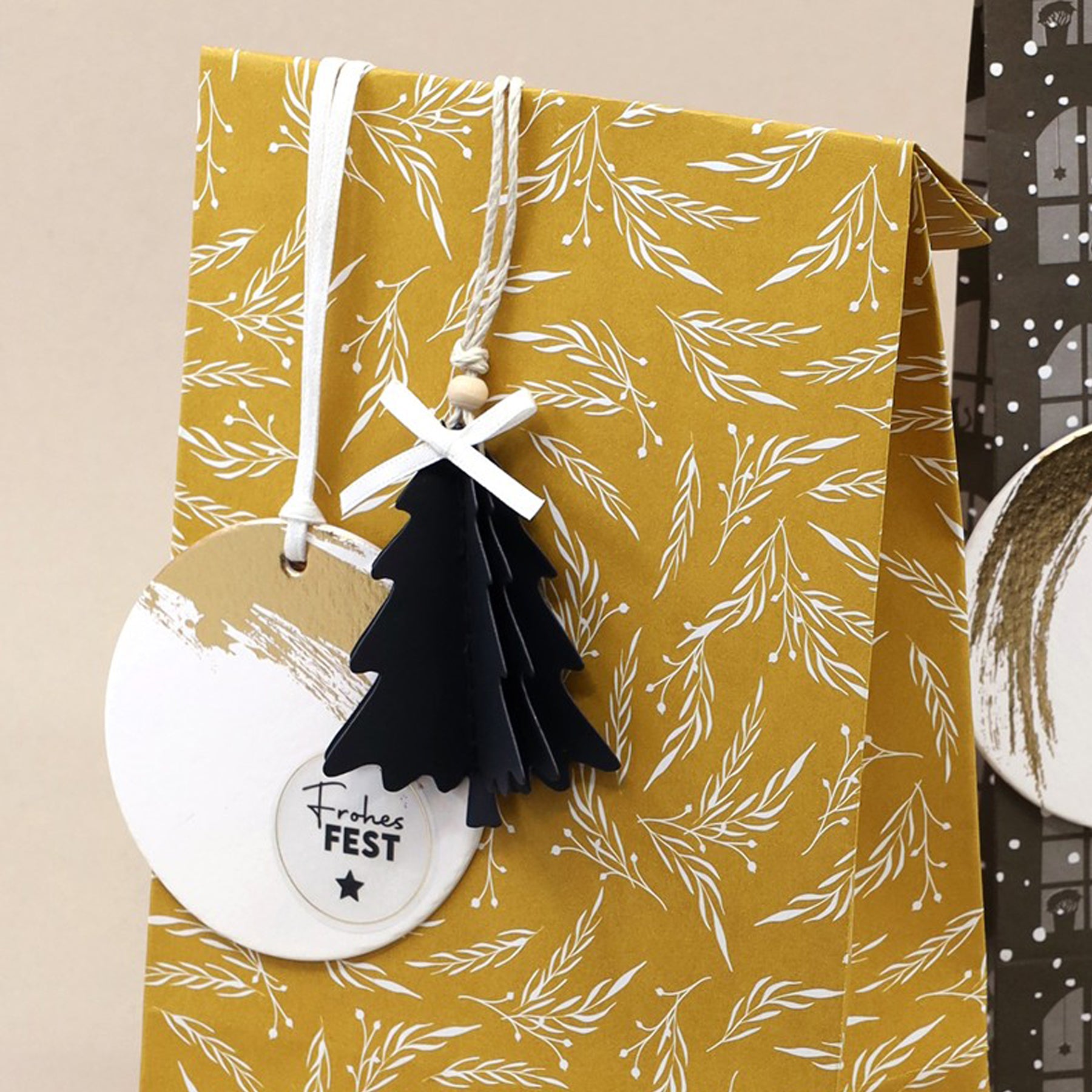 Crealive Sticker Transparent - Frohes Fest

Spezifikationen:
•	6 Bögen
•	Material: Papiersticker - transparent
•	selbstklebend
•	Hot Foil Print
•	Swiss Design
•	FSC zertifiziert
•	Marke: Artoz
 
Lass Deiner Kreativität freien Lauf mit den hochwertigen Papierstickern von Artoz. Ob du deine Geschenke personalisieren, dein Scrapbook verschönern oder einfach nur deine Notizen aufpeppen möchtest, diese Sticker von Artoz sind die perfekte Wahl und machen Spass für alle deine DIY-Projekte.
