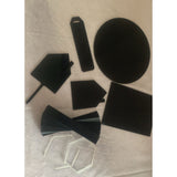 Crealive Black Acryl Set zum PlotAtelier 17  Das Black Set&nbsp;aus Acryl&nbsp;passt perfekt zum kleinen ASLAN PlotAtelier #17 mit dem Thema: „Frühlingshafte Deko mit ASLAN Folien und Acryl“  Die Kreativmappe #17 ist nicht im Preis inbegriffen und kannst du separat dazu bestellen.&nbsp;    Das :  12 x Acrylis Klötzchen 1 x Rechteck  1 x Caketopper Häuschen  1 x Little Häuschenliebe 1 x Kreis mit einer Bohrung  1 x Lesezeichen Lotti  2 x 6-Eck aus klaren Acryl 