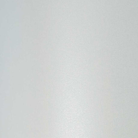 Crealive Cardstock 300 g/m2 - 12’’ x 12’’ - Perlsilber Metallic  Spezifikationen:  12’’ x 12’’ (30.5 cm x 30.5 cm) 300 g/m2 beidseitig farbig (voll durchgefärbt) bedruckbar mit Ink- und Laserdrucker (bitte beim Drucker erst die möglichen Papiergewichte prüfen) beschreibbar starke Farbgebung FSC Mix zertifiziertes Papier säure- und ligninfrei     Dieses Premium Metallic Cardstock ist geeignet für:  Karten Karten-Verzierungen Plotten Stanzen Prägen Geschenkboxen Scrapbooking