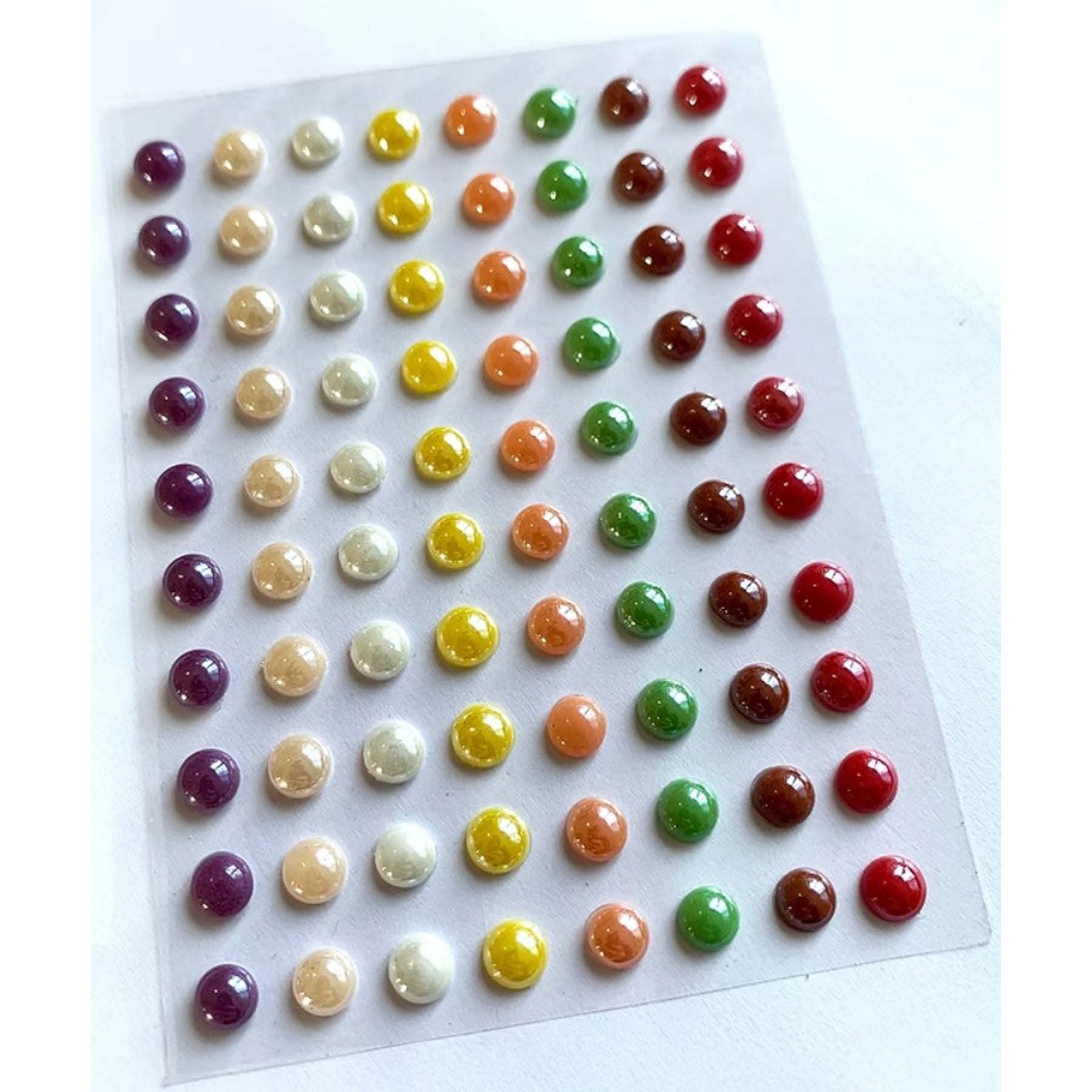 Crealive Selbstklebende Perlen - Woodland

Inhalt:
•	80 Perlen
 
Spezifikationen:
•	10 Perlen pro Farbe
•	einheitliche Grössen
•	selbstklebende, glänzende Punkte
 
Selbstklebende Perlen sind geeignet für:
•	Verzierungen von Karten, Geschenkboxen, Verpackungen, kleinen Tüten, etc.
•	Scrapbooking
•	Journaling
•	Mixed-Media
