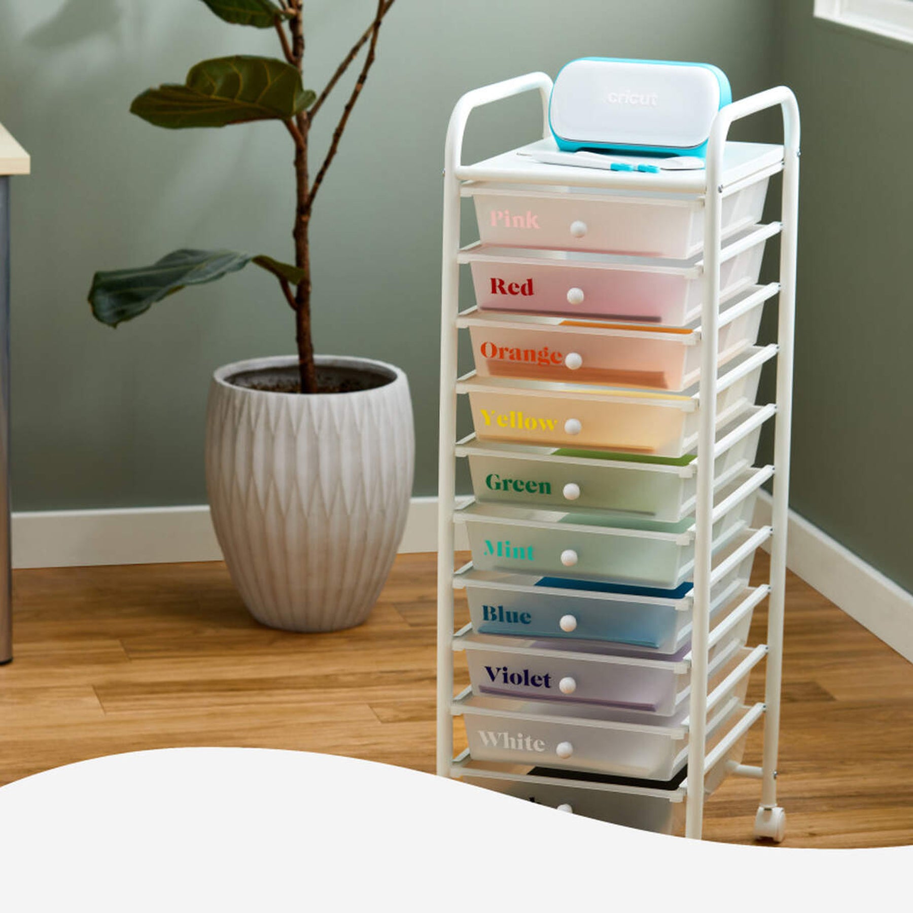 Crealive Cricut Joy Smart Vinylfolie Permanent - Violett matt   Die Smart Vinylfolie von Cricut funktioniert ohne Schneidematte. Du kannst sie also einfach in die Joy einlegen & loslegen. Sie lässt sich leicht Entgittern und mühelos übertragen.     Inhalt:  1 Rolle Cricut Joy Smart Vinylfolie 13.9 x 121.9 cm (5.5" x 48")    Spezifikationen:  Cricut Joy Smart Vinylfolie  Farbe: Violett selbstklebend permanent; hält bis zu 3 Jahren Grösse: 13.9 x 121.9 cm (5.5" x 48") wasser- und lichtbeständig