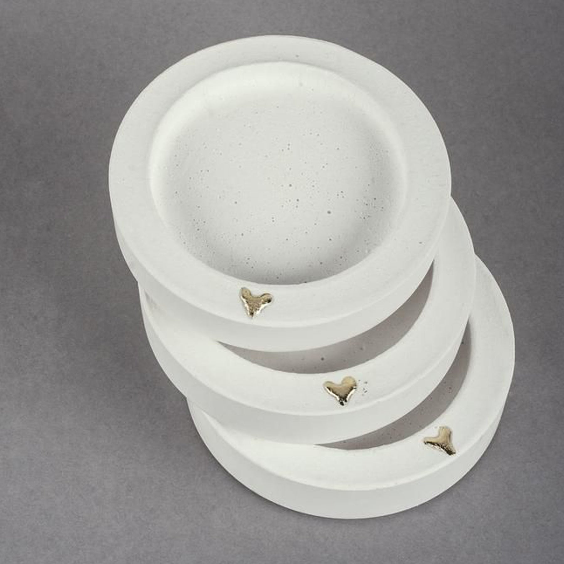 Crealive Giesspulver Raysin 200 - Weiss - 400 g
 
Inhalt:
•	1 Becher mit 400 g Raysin 200
 
Spezifikationen:
•	Material: rein natürliches Calciumsulfat
•	lufthärtend
•	geruchlos
•	lebensmittelneutral
•	hohe Festigkeit 200N/mm² 
•	verwendbar für Giessformen aus Kunststoff (PET, LDPE, etc.), Latex, Silikon und Kautschuk
•	bereits nach ca. 30 Minuten entformbar
•	vollständige Durchtrocknung nach einigen Tagen (abhängig von der Grösse des Giesslings)
 
Raysin 200 ist geeignet für:
•	grössere Gegenstände