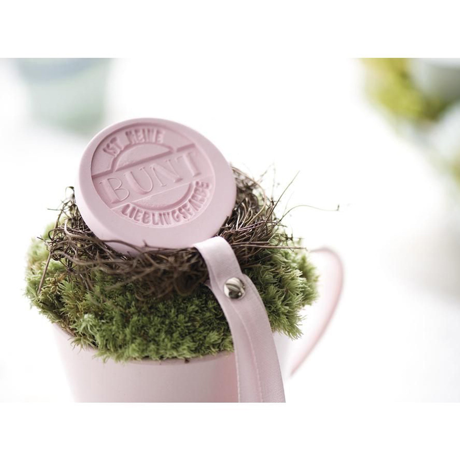 Crealive Giesspulver Raysin 200 - Weiss - 400 g
 
Inhalt:
•	1 Becher mit 400 g Raysin 200
 
Spezifikationen:
•	Material: rein natürliches Calciumsulfat
•	lufthärtend
•	geruchlos
•	lebensmittelneutral
•	hohe Festigkeit 200N/mm² 
•	verwendbar für Giessformen aus Kunststoff (PET, LDPE, etc.), Latex, Silikon und Kautschuk
•	bereits nach ca. 30 Minuten entformbar
•	vollständige Durchtrocknung nach einigen Tagen (abhängig von der Grösse des Giesslings)
 
Raysin 200 ist geeignet für:
•	grössere Gegenstände