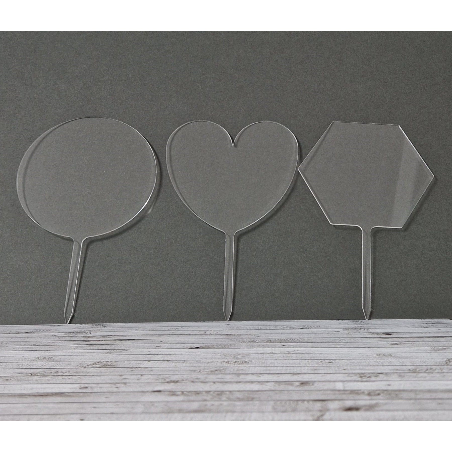 Crealive Acryl Caketopper - Sechseck Verleihe deinen Kuchen & Torten einen richtigen Eyecatcher! Du kannst sie personalisieren indem du sie bemalst, beklebst, beplottest, etc. Du hast wahnsinnig viele Möglichkeiten das i-Tüpfelchen auf deinem Cake zu setzen.   Die Acrylglasscheiben eignen sich hervorragend zum beplotten, bemalen, sublimieren und gravieren. Jede Scheibe ist beidseitig mit einer Folie geschützt. Diese kannst du ganz einfach von der Scheibe lösen.  1 Acryl Caketopper