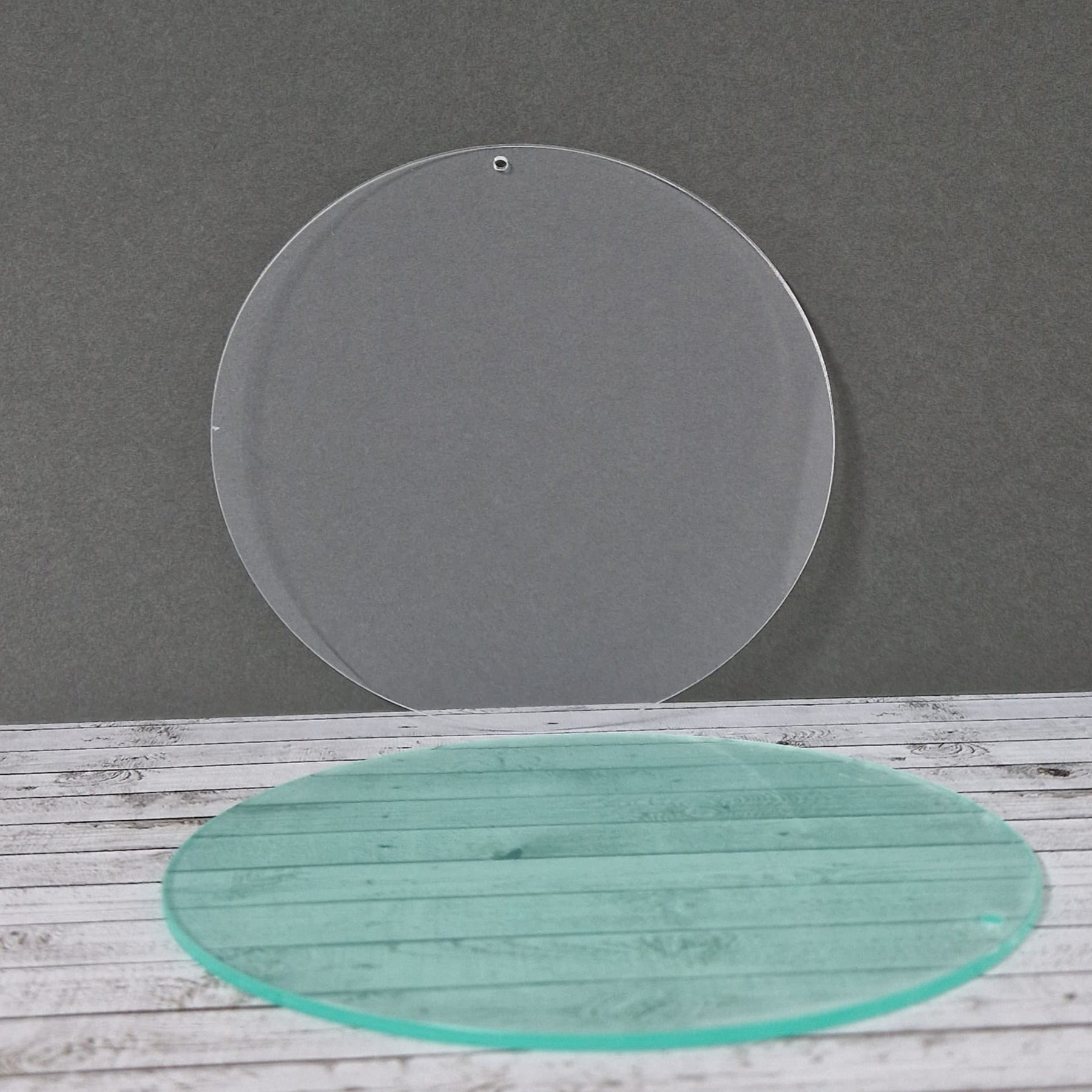 Crealive Acryl Laserzuschnitt - Kreis 14.5 cm  Das 2 mm dicke Material ist perfekt zum Basteln geeignet.  Diese Kreise kannst du wunderbar Beplotten, Bemalen oder Verzieren mit Rub Ons. Du kannst sie als Geschenkeanhänger, Platzkarte, in Deko-Ringe oder einfach so, schön verziert am Fenster einsetzen.   Jede Scheibe ist beidseitig mit einer Folie geschützt. Diese kannst du ganz einfach von der Scheibe lösen.    Inhalt:  1 Acrylglasscheibe 
