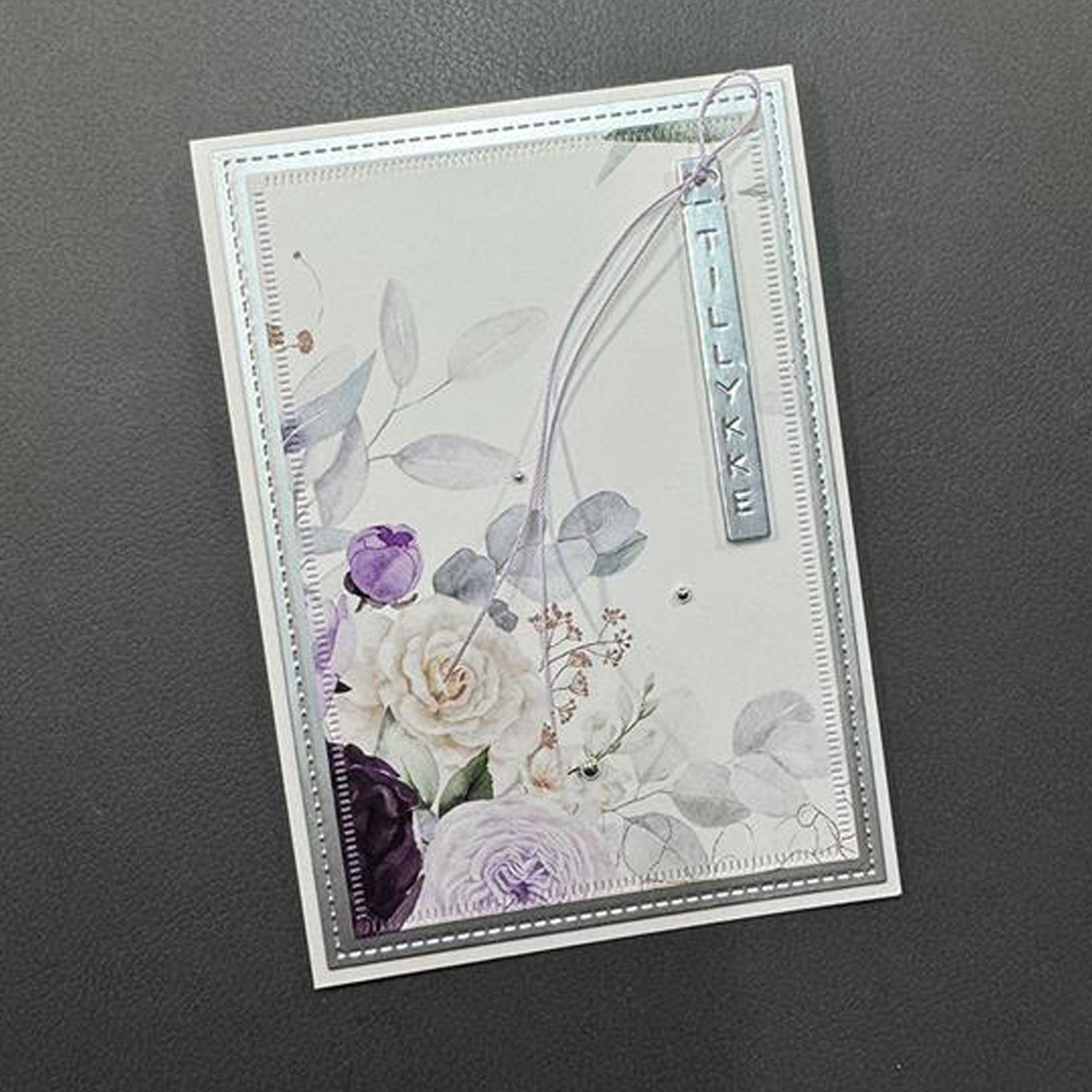Crealive Paper Pad 200 g/m2 - 15 cm x 15 cm - Purple Romance

Inhalt:
•	24 Blatt
•	8 Designs
 
Spezifikationen:
•	15 cm x 15 cm
•	200 g/m2
•	einseitig bedruckt
•	säure- und ligninfrei
 
Dieses Paper Pad ist geeignet für:
•	Karten
•	Karten-Verzierungen
•	kleine Geschenkboxen & Verpackungen
•	Plotten
•	Stanzen
•	Prägen
•	Scrapbooking
•	Journaling
•	Mixed Media

Dieses einseitig bedruckte Designpapier im floralen Look mit romantischen Blumenranken, ist eine wunderschöne Basis für kreative, spezielle, individue
