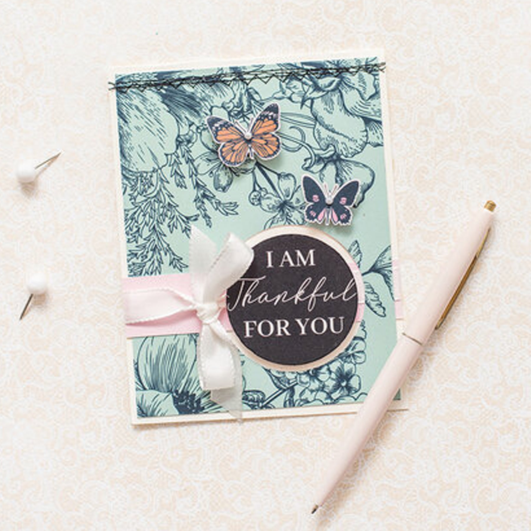 Crealive Designpapier 170 g/m2 - 12’’ x 12’’ -  Floral Couture

Inhalt:
•	36 Blätter
 
Spezifikationen:
•	12’’ x 12’’ (30.5 cm x 30.5 cm)
•	170 g/m2
•	36 Blätter
•	mit Folien-Akzenten
•	beidseitig bedruckt
•	lässt sich gut schneiden

Dieses Designpapier / Motivpapier ist geeignet für:
•	Karten-Verzierungen
•	Verzierungen von Verpackungen, Geschenkboxen, etc.
•	Plotten
•	Stanzen
•	Scrapbooking
•	Mixed Media
•	Journaling