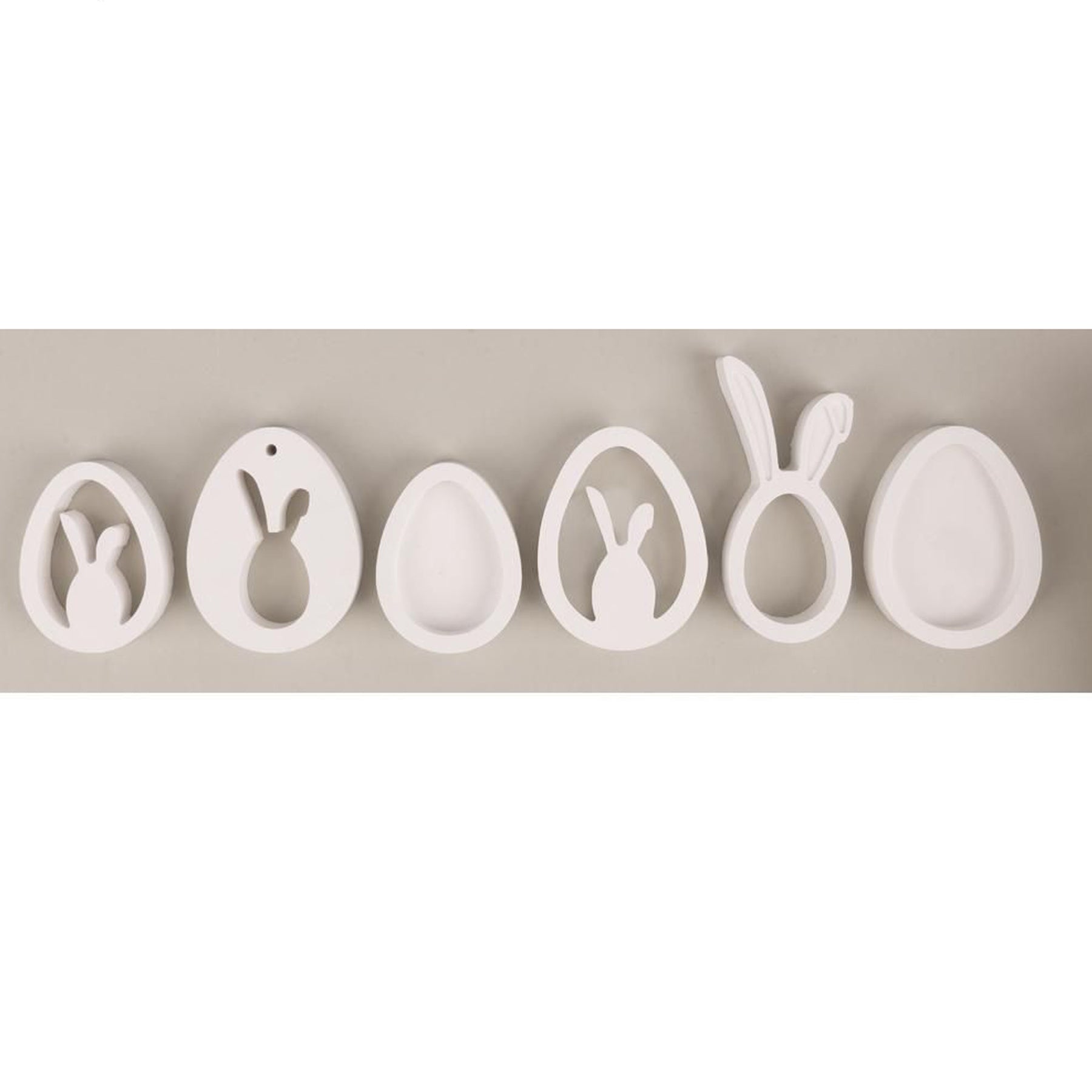 Crealive Giessform Silikon - Eier + Hasen Anhänger 

Diese Anhänger schmücken Zweige, Nester, Geschenke, Karten und vieles mehr. Mit dieser Silikon-Giessform gelingen dir österliche Dekorationen aus Kreativ-Beton, Raysin-Giesspulver, Wachs oder Giessharz.
 
Inhalt:
•	1 Giessform Silikon mit 6 Motiven
 
Spezifikationen:
•	Material: hochwertiges Silikon
•	Formgrösse: 14.5 x 26 cm
•	Motivgrössen:
o	Höhe 60 und 70 mm
o	Breite 45 und 53 mm
•	Tiefe: jeweils 12 mm
•	NICHT geeignet für Lebensmittel
•	äusserst elast