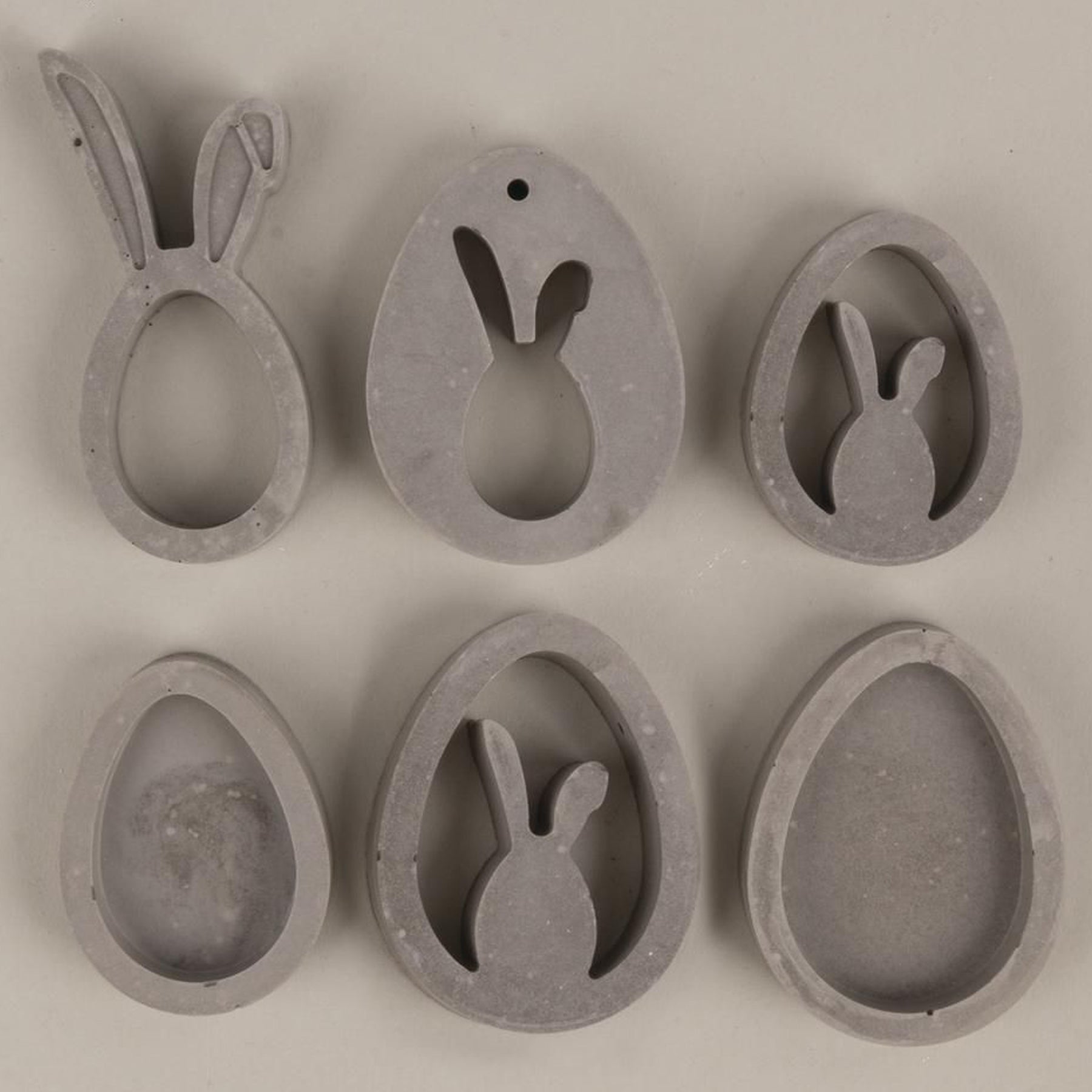 Crealive Giessform Silikon - Eier + Hasen Anhänger 

Diese Anhänger schmücken Zweige, Nester, Geschenke, Karten und vieles mehr. Mit dieser Silikon-Giessform gelingen dir österliche Dekorationen aus Kreativ-Beton, Raysin-Giesspulver, Wachs oder Giessharz.
 
Inhalt:
•	1 Giessform Silikon mit 6 Motiven
 
Spezifikationen:
•	Material: hochwertiges Silikon
•	Formgrösse: 14.5 x 26 cm
•	Motivgrössen:
o	Höhe 60 und 70 mm
o	Breite 45 und 53 mm
•	Tiefe: jeweils 12 mm
•	NICHT geeignet für Lebensmittel
•	äusserst elast