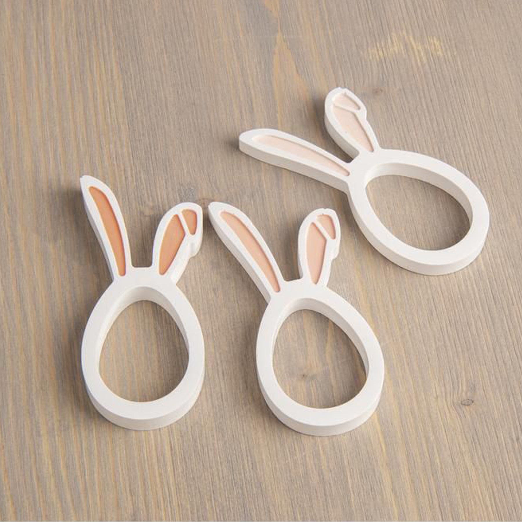 Crealive Giessform Silikon - Eier + Hasen Anhänger 

Diese Anhänger schmücken Zweige, Nester, Geschenke, Karten und vieles mehr. Mit dieser Silikon-Giessform gelingen dir österliche Dekorationen aus Kreativ-Beton, Raysin-Giesspulver, Wachs oder Giessharz.
 
Inhalt:
•	1 Giessform Silikon mit 6 Motiven
 
Spezifikationen:
•	Material: hochwertiges Silikon
•	Formgrösse: 14.5 x 26 cm
•	Motivgrössen:
o	Höhe 60 und 70 mm
o	Breite 45 und 53 mm
•	Tiefe: jeweils 12 mm
•	NICHT geeignet für Lebensmittel
•	äusserst elast