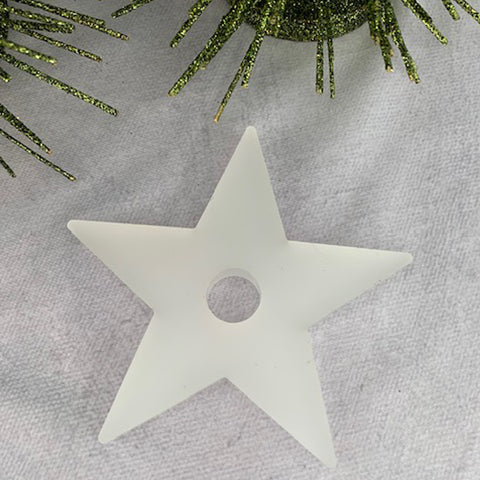 Crealive Acryl Stern   Der schöne Stern aus Acryl passt natürlich perfekt in die Winterzeit. Aber auch unter dem Jahr sind Sterne schön. In der Mitte kannst du eine Kerze einstellen und schon hast du ein gemütliches Licht für dich oder ein schönes Mitbringsel für Familie und Freunde. Der Stern eignet sich hervorragend zum Verzieren mit Folie oder du kannst es auch einfach nur so als Deko nutzen.      Inhalt:  1 Stern aus Acryl     Spezifikationen:  Material: Acryl Masse: 135 x 135 mm 