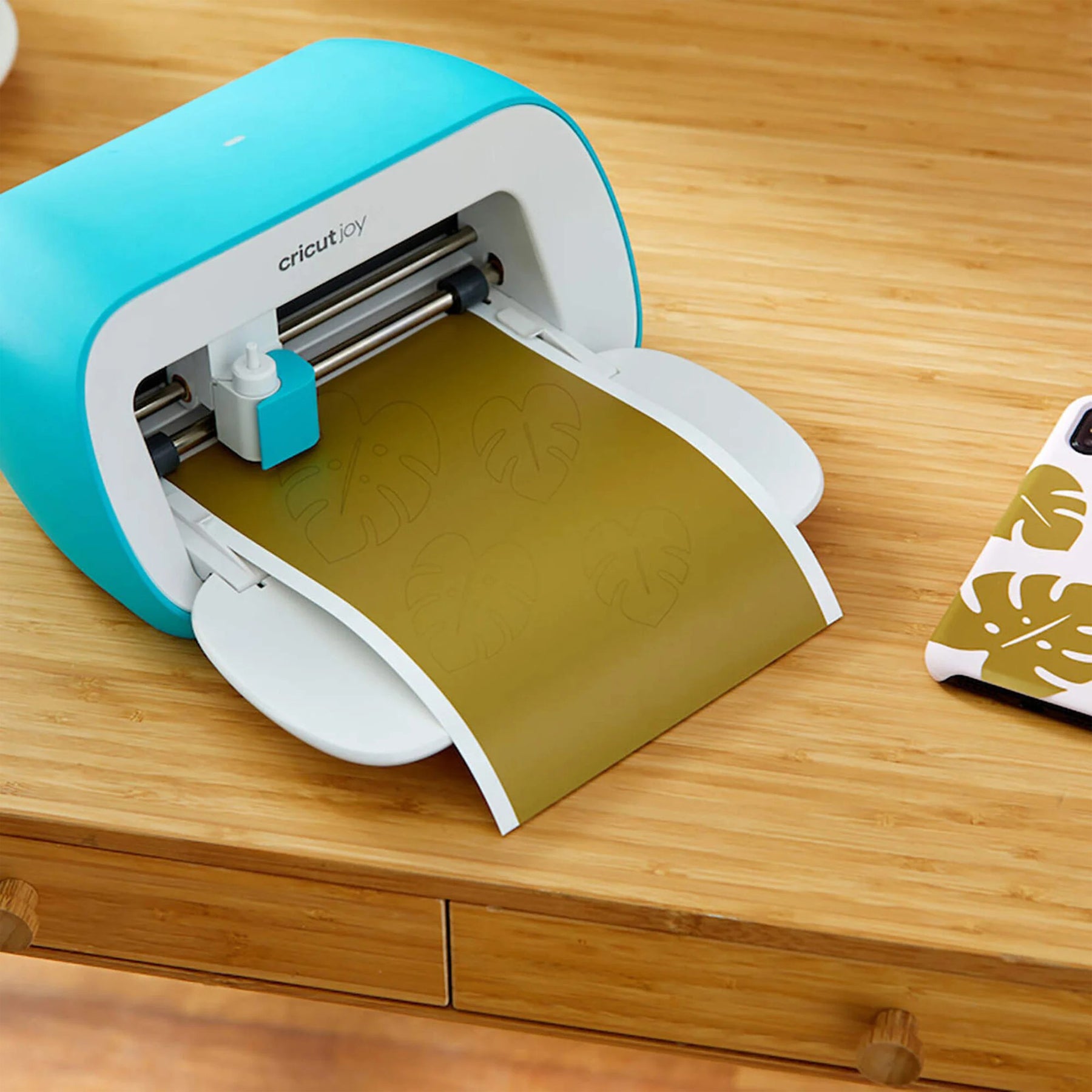 Crealive Cricut Joy Smart Vinylfolie Permanent - Metallic Eleganz

Die Smart Vinylfolie von Cricut funktioniert ohne Schneidematte. Du kannst sie also einfach in die Joy einlegen & loslegen. Sie lässt sich leicht Entgittern und mühelos übertragen.
 
Inhalt:
•	3 Bögen Cricut Joy Smart Vinyl
 
Spezifikationen:
•	Cricut Joy Smart Vinyl
•	Farben: Champagne, Silver & Gunmetal
•	selbstklebend
•	permanent; hält bis zu 3 Jahren
•	Grösse: je 13.9 x 45.7 cm
•	wasser- und licht-beständig
 
Die Joy Smart Vinylfolie ist