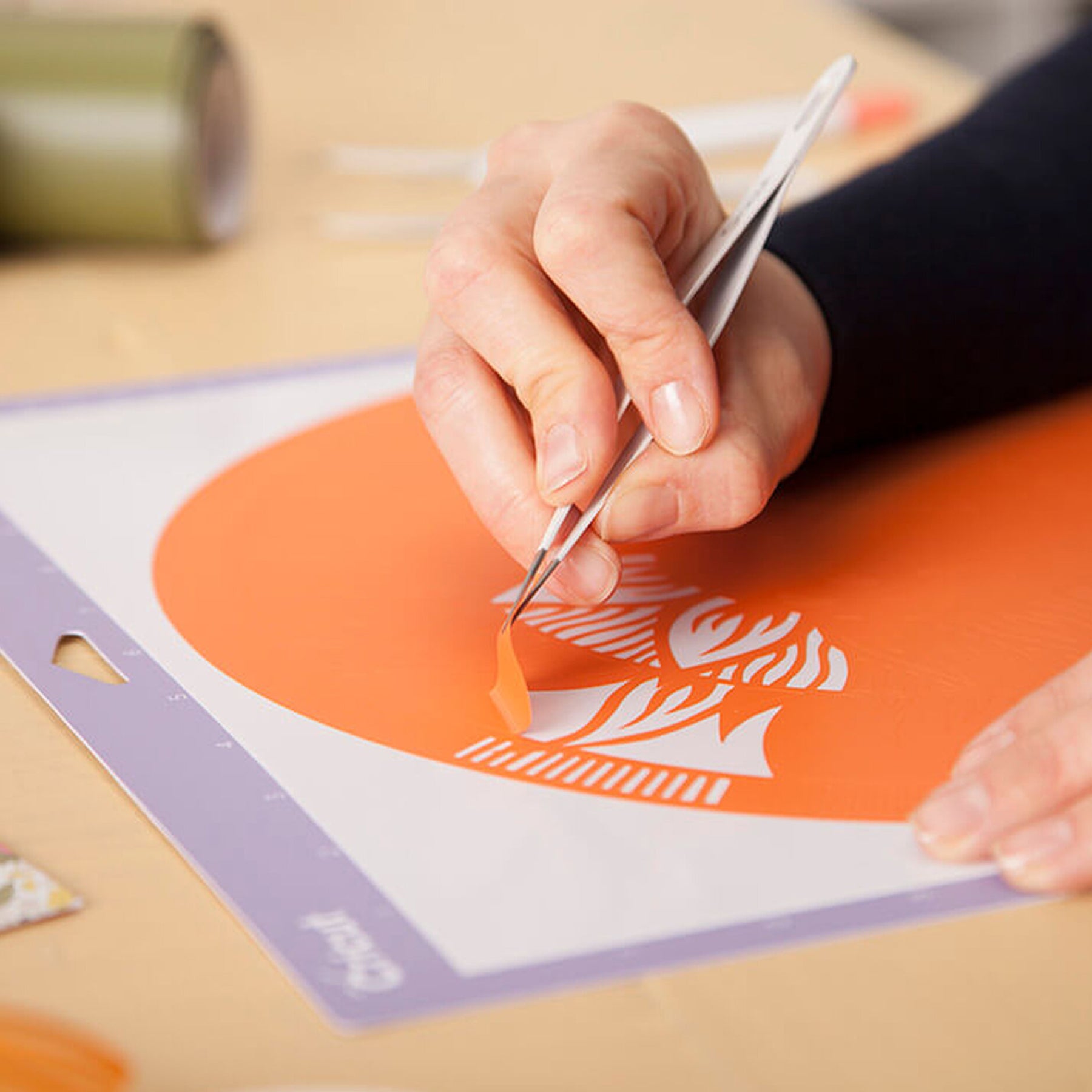 Crealive Cricut Entgitter-Werkzeugset / Weeding Tool Set

Inhalt
•	1 feine Pinzette
•	1 Hakenpinzette
•	1 Entgitterer
•	1 Piercingwerkzeug
•	1 Hakenentgitterer
 
Du liebst filigrane Vinyl-Designs? Dann macht das Entgittern mit dem Entgitter-Werkzeugset richtig Spass! Dieses Spezialset enthält 5 Werkzeuge für schnelles, einfaches und präzises Entgittern. Die feine Pinzette mit langen, feinen Spitzen hält und hebt schmale, empfindliche Vinylstreifen. Grössere Stücke entfernst du mit der Hakenpinzette. Ausserd