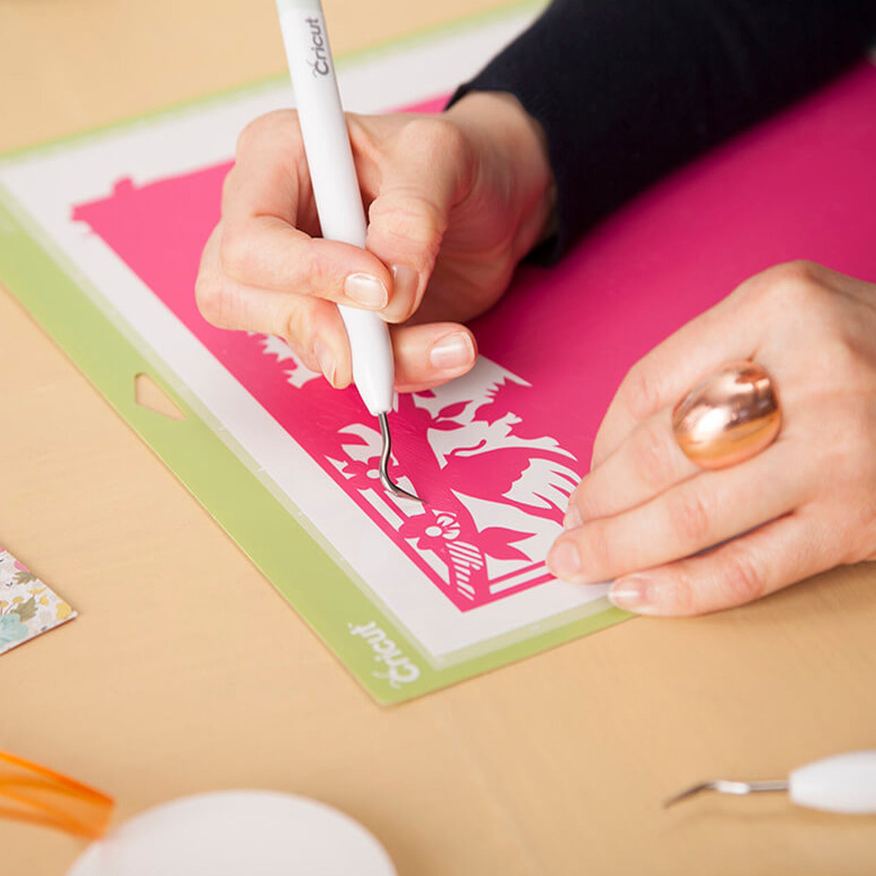 Crealive Cricut Entgitter-Werkzeugset / Weeding Tool Set

Inhalt
•	1 feine Pinzette
•	1 Hakenpinzette
•	1 Entgitterer
•	1 Piercingwerkzeug
•	1 Hakenentgitterer
 
Du liebst filigrane Vinyl-Designs? Dann macht das Entgittern mit dem Entgitter-Werkzeugset richtig Spass! Dieses Spezialset enthält 5 Werkzeuge für schnelles, einfaches und präzises Entgittern. Die feine Pinzette mit langen, feinen Spitzen hält und hebt schmale, empfindliche Vinylstreifen. Grössere Stücke entfernst du mit der Hakenpinzette. Ausserd