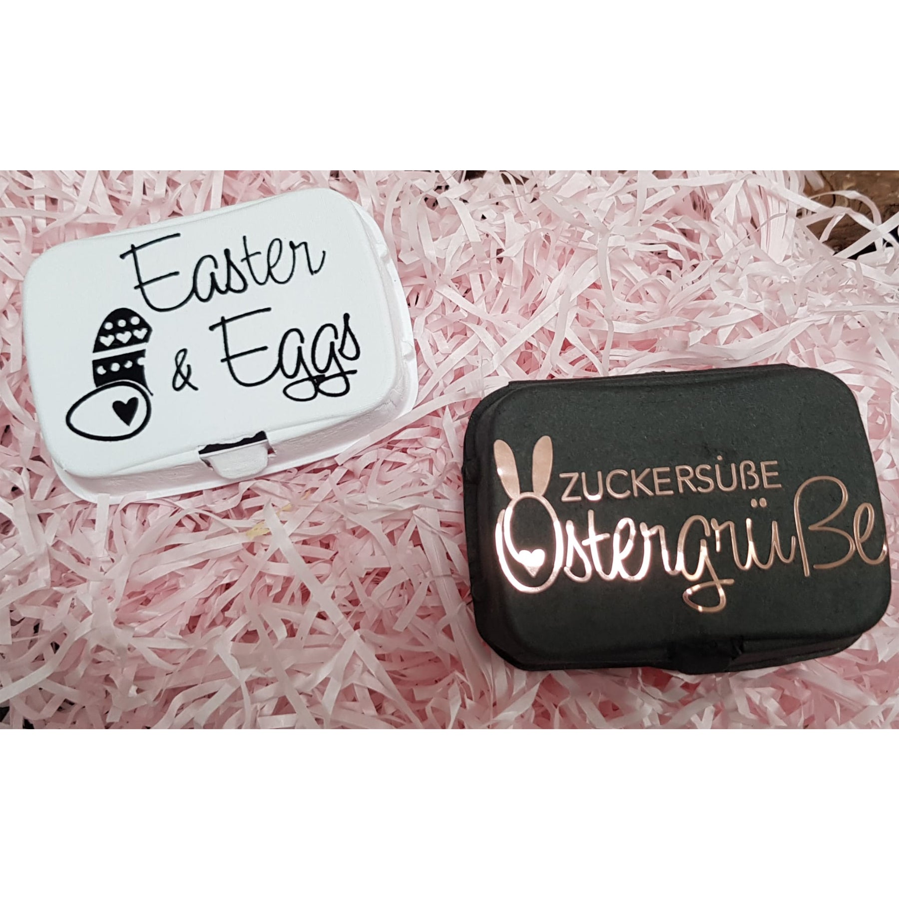 Crealive 6er Mini Eierschachtel
Mit dieser 6er Mini Eierschachtel hast du eine besonders süsse Alternative, um  6 Schoggi-Eier darin zu verschenken & deine Liebsten zu überraschen an Ostern! Du kannst sie hübsch verpacken mit einer schönen Banderole oder du erstellst eine Etikette für den flachen Deckel. Mit diesem Mini Eierkarton verschenkst du Freude und überraschst deine Lieben mit dem Inhalt. Natürlich kannst du auch andere Sachen darin verschenken; so oder so wird die Freude riesig sein. 
