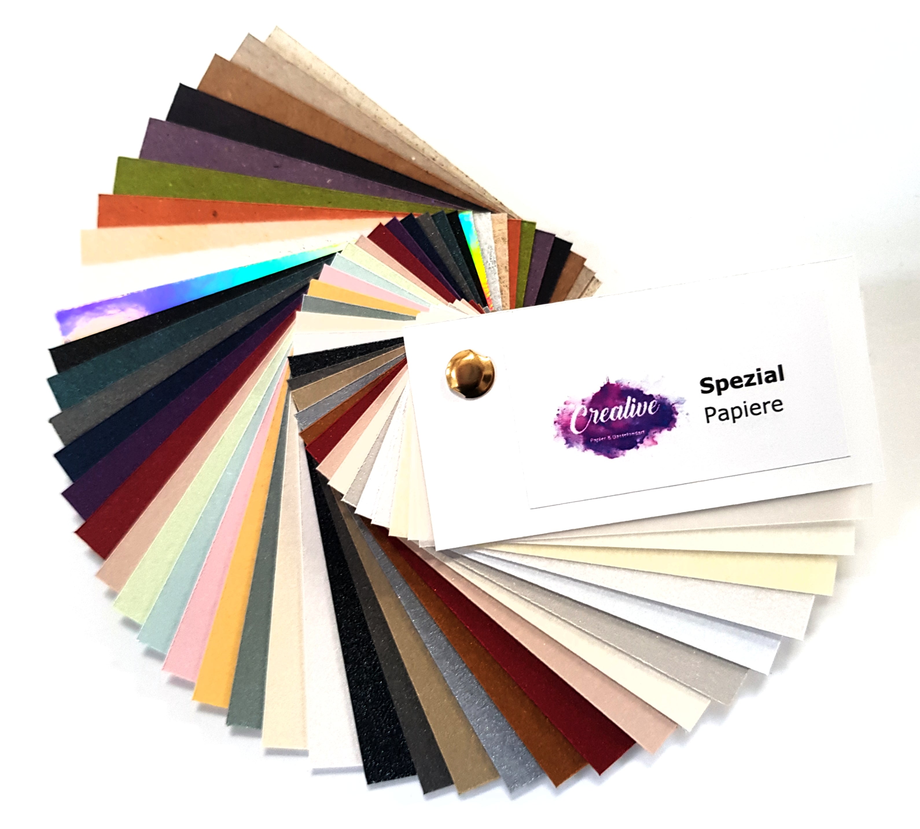 Papier Muster Farbfächer  Der Muster-Farbfächer besteht aus 2 Fächern: Standard & Spezial. In beiden Fächer findest Du sämtliche Cardstock-Farben und Premium-Cardstock, Kraft-, Hologramm-, Transparent- und Effektpapiere. Die Musterfächer können nicht einzeln gekauft werden - es gibt sie nur im Doppelpack. Sie sind limitiert, da handgefertigt. :-)    Inhalt:  1 x Standard-Papiere (Cardstock und Mosaic Uni Papiere) 1 x Spezial-Papiere (Premium-Cardstock, Kraft-, Hologramm-, Transparent- und Effektpapiere)