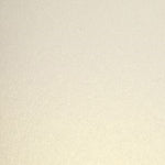 Crealive Cardstock 250 g/m2 - 12’’ x 12’’ - Metallic Ivory  Spezifikationen:  12’’ x 12’’ (30.5 cm x 30.5 cm) 250 g/m2 beidseitig farbig (voll durchgefärbt) bedruckbar mit Ink- und Laserdrucker (bitte beim Drucker erst die möglichen Papiergewichte prüfen) beschreibbar starke Farbgebung FSC Mix oder Recycled Credit (je nach Papierart) zertifiziertes Papier säure- und ligninfrei     Dieses Metallic Cardstock ist geeignet für:  Karten Karten-Verzierungen Plotten Stanzen Prägen Geschenkboxen Scrapbooking