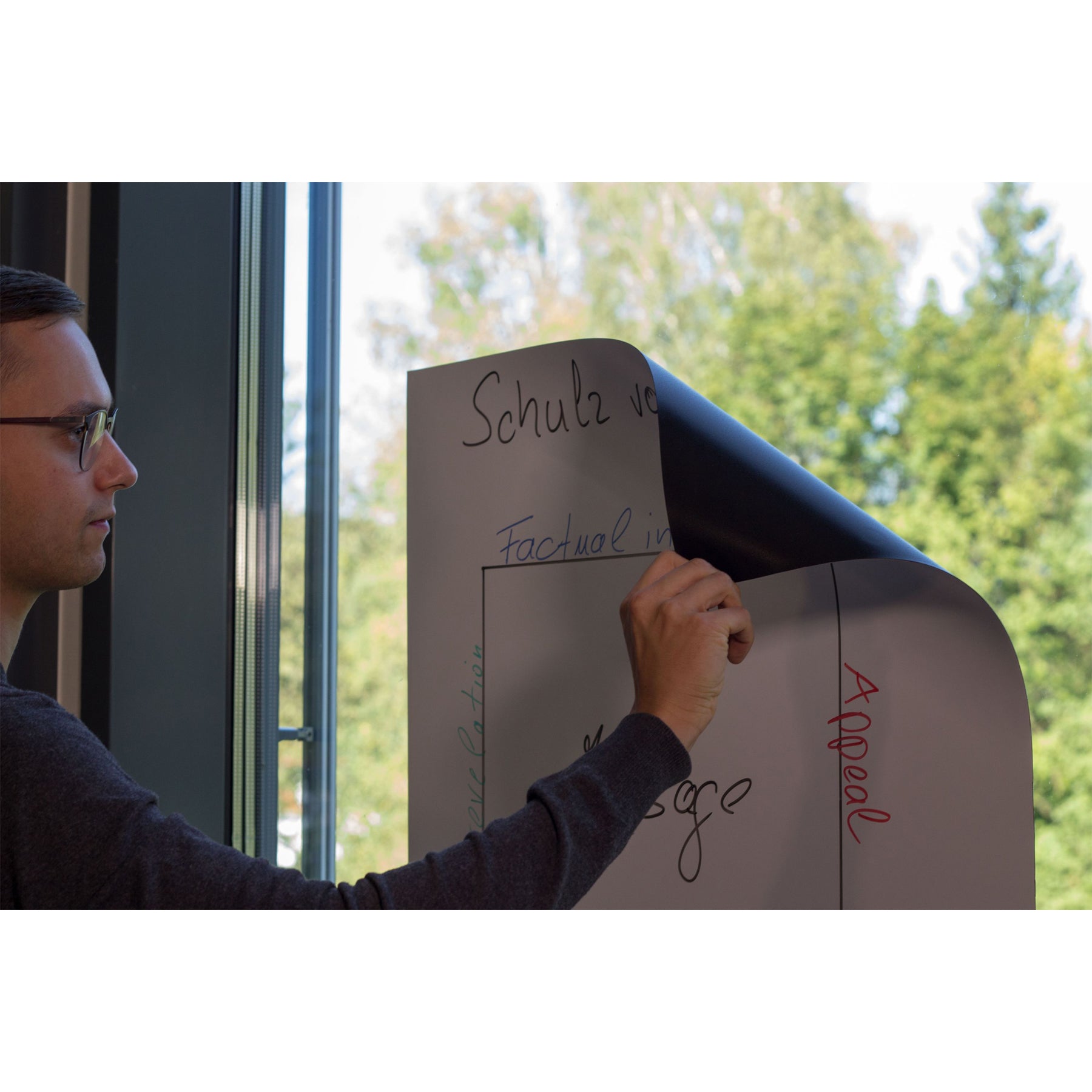 Crealive ASLAN 690 FERRO WHITEBOARD Folie Matt  Bei den Produkten der ASLAN ReApply-Serie handelt es sich um ASLAN Funktionsfolien, die mit einem revolutionären Haftsystem ausgestattet sind und auf glatten Oberflächen kinderleicht angebracht werden können. Die Oberseite der ReApply ist mit verschiedenen Varianten der bekannten ASLAN Memoboardfolien kombiniert.  Nach der Verwendung können die ASLAN ReApply Lösungen aufgerollt werden, um für die nächste Gelegenheit wieder zum Einsatz zu kommen.
