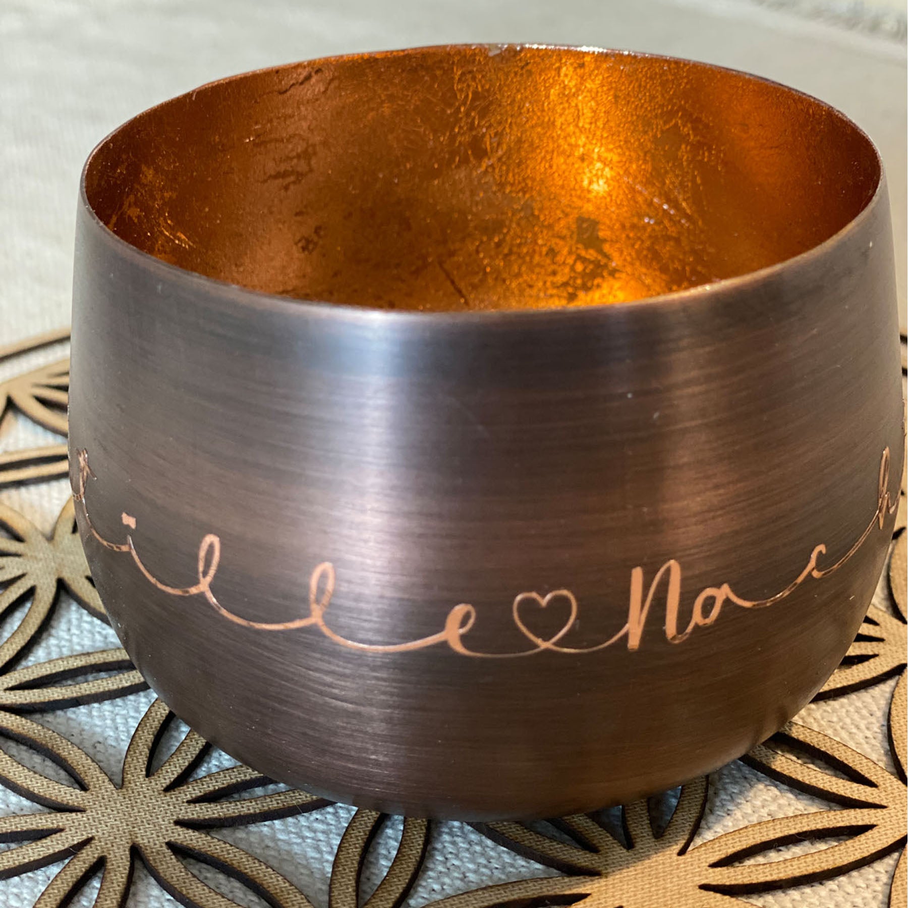 Crealive ASLAN MetalEffect CA 23 - glänzend oder gebürstet (Rollenware)  Mit ihren 8 hochwertigen Metalleffekten, davon 4 mit gebürsteter Optik, bringt die ASLAN MetalEffect CA 23 Serie alles mit um dein nächstes Projekt in ein exklusives Unikat zu verwandeln. Die MetalEffect Plotterfolie eignet sich für jeden marktüblichen Schneideplotter. Erstelle exklusive Schriftzüge, Logos und grosse Motive