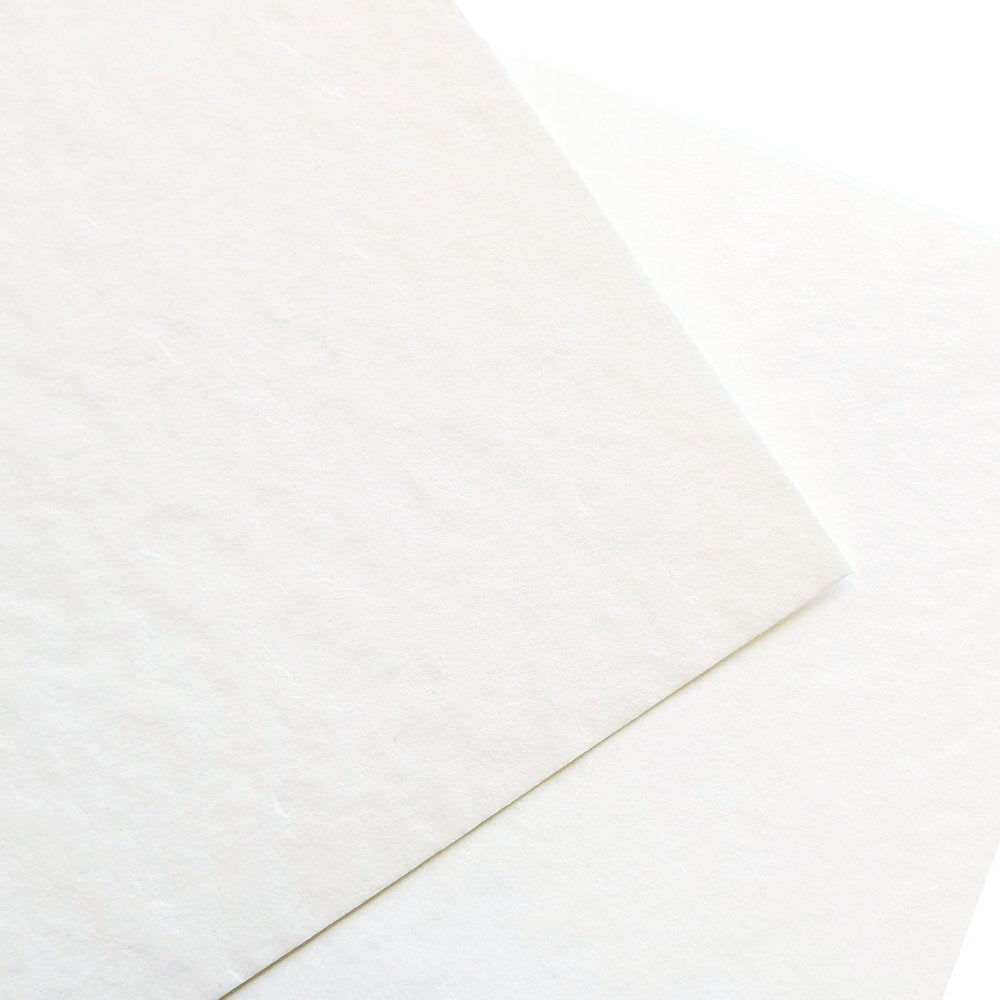 Aquarellpapier rau 300 g/m²  - 12’’ x 12'’ - Weiss  Spezifikationen:  12’’ x 12’’ (30.5 cm x 30.5 cm) 300 g/m²  Struktur: rau mit viel Textur 100% Zellulose säure- und ligninfrei Farbe: Weiss     Dieses hochwertige Aquarellpapier ist geeignet für:  Zeichnen Skizzieren Handlettering Stempeln Karten Plotten Scrapbooking Aquarellieren mit Farbe und mit Stiften