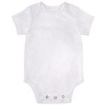 Crealive Baby Body Kurzarm - Weiss     Mit diesem Kurzarm-Body für Babys hast Du ein persönlich gestaltbares Geschenk. Du kannst es als Geburtstagsgeschenk, bereits zur Baby-Shower-Party als Mitbringsel oder zur Taufe verschenken. Du kannst es individuell gestalten als unverzichtbarer & beliebter Klassiker in den ersten Lebensjahren und eine wundervolle Erinnerung für das ganze Leben schaffen.