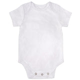 Crealive Baby Body Kurzarm - Weiss     Mit diesem Kurzarm-Body für Babys hast Du ein persönlich gestaltbares Geschenk. Du kannst es als Geburtstagsgeschenk, bereits zur Baby-Shower-Party als Mitbringsel oder zur Taufe verschenken. Du kannst es individuell gestalten als unverzichtbarer & beliebter Klassiker in den ersten Lebensjahren und eine wundervolle Erinnerung für das ganze Leben schaffen.