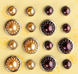 Flower Foam pearl brads - Yellow & Brown     Musterklammern / Brads sind hervorragend zum Dekorieren und Verzieren von Karten, Scrapbooking Seiten, persönliche Geschenke oder kleine Tüten. Sie lassen sich einfach befestigen und sind vielfältig einsetzbar.
