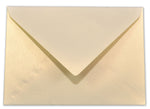 Crealive Kuvert / Briefumschlag 120 g/m2 - DIN A5 - Metallic antik gold Spezifikationen: Format: DIN A5 Grösse: 156 x 220 mm 120 g/m2 ohne Fenster Nassklebung oder Lasche zum Einstecken beidseitig farbig (voll durchgefärbt) bedruckbar mit Ink- und Laserdrucker beschreibbar glatte, in Metallic schimmernde Oberfläche
