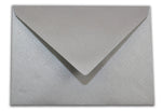 Kuvert / Briefumschlag 120 g/m2 - DIN A5 - Metallic silber  Spezifikationen:  Format: DIN A5  Grösse: 156 x 220 mm 120 g/m2 ohne Fenster Nassklebung oder Lasche zum Einstecken beidseitig farbig (voll durchgefärbt) bedruckbar mit Ink- und Laserdrucker beschreibbar glatte, in Metallic schimmernde Oberfläche