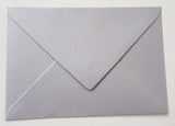 Kuvert / Briefumschlag 120 g/m2 - DIN B6 - Metallic silber  Spezifikationen:  Format: DIN B6 Grösse: 125 x 176 mm 120 g/m2 ohne Fenster Nassklebung oder Lasche zum Einstecken beidseitig farbig (voll durchgefärbt) bedruckbar mit Ink- und Laserdrucker beschreibbar glatte, in Metallic schimmernde Oberfläche