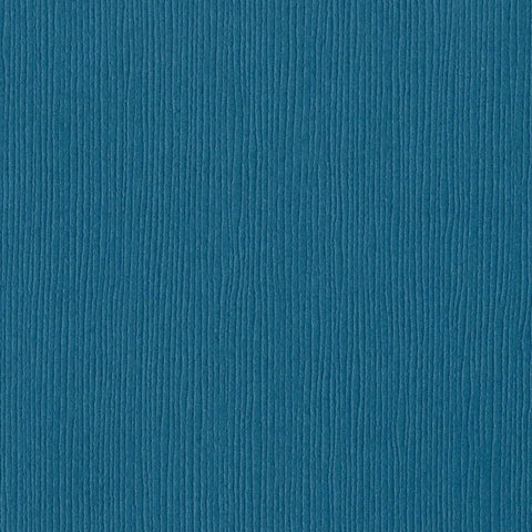 Crealive Cardstock Bazzill 216 g/m2 - 12’’ x 12’’ - Blue Calypso  Spezifikationen:  12’’ x 12’’ (30.5 cm x 30.5 cm) 216 g/m2 beidseitig farbig (voll durchgefärbt) säure- & ligninfrei strukturierte Oberfläche    Dieses Cardstock / Bastelpapier ist geeignet für:  Karten Karten-Verzierungen Plotten Stanzen Prägen Geschenkboxen Bastelpapier für die Schule oder Kindergarten Scrapbooking