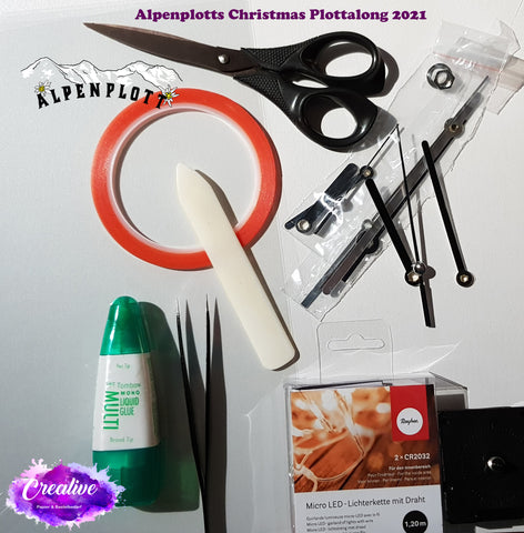 Alpenplott - Christmas Plottalong 2020 - Starter-Kit  In diesem Paket findet ihr das Delux Set für den diesjährigen Alpenplotts Christmas Plottalong 2021!   In diesem Paket erhaltet ihr folgende Produkte:  12 Cardstock weiss 240g 12x12“ 2 Blatt DIN A4 Kopierpapier 4 Blatt DIN A4 Acetat 150 micron 1 Uhr Quartzwerk (Funkuhr mit 3 Zeigersets Doppelklebeband 3mm Tombow Falzbein Folia Pinzette Schere LED-Lichterkette 2er Blister Batterien