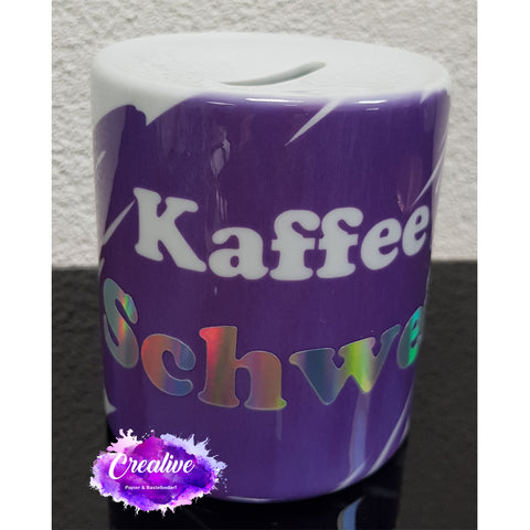 Spardose mit Einwurfschlitz zum Sublimieren  Ob als Kaffeekasse im Büro, eine persönliche Spardose, Deine Reisekasse oder als Geschenk für Deine Familie & Freunde; mit diesem 'Kässeli' macht sparen einfach Spass und ausserdem ist es eine kreative Idee für Geldgeschenke.