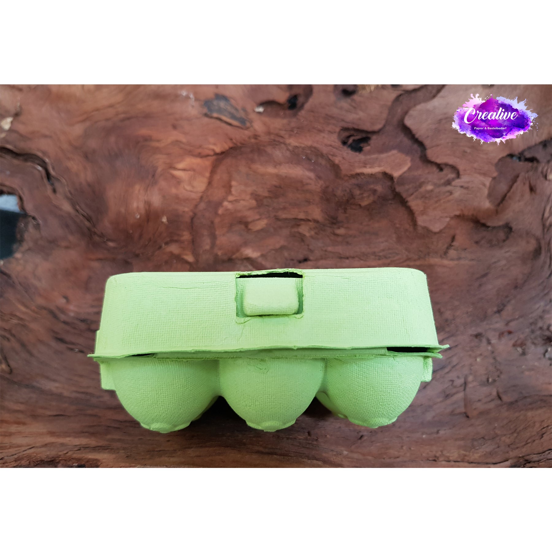 Crealive 6er Mini Eierschachtel
Mit dieser 6er Mini Eierschachtel hast du eine besonders süsse Alternative, um  6 Schoggi-Eier darin zu verschenken & deine Liebsten zu überraschen an Ostern! Du kannst sie hübsch verpacken mit einer schönen Banderole oder du erstellst eine Etikette für den flachen Deckel. Mit diesem Mini Eierkarton verschenkst du Freude und überraschst deine Lieben mit dem Inhalt. Natürlich kannst du auch andere Sachen darin verschenken; so oder so wird die Freude riesig sein. 
