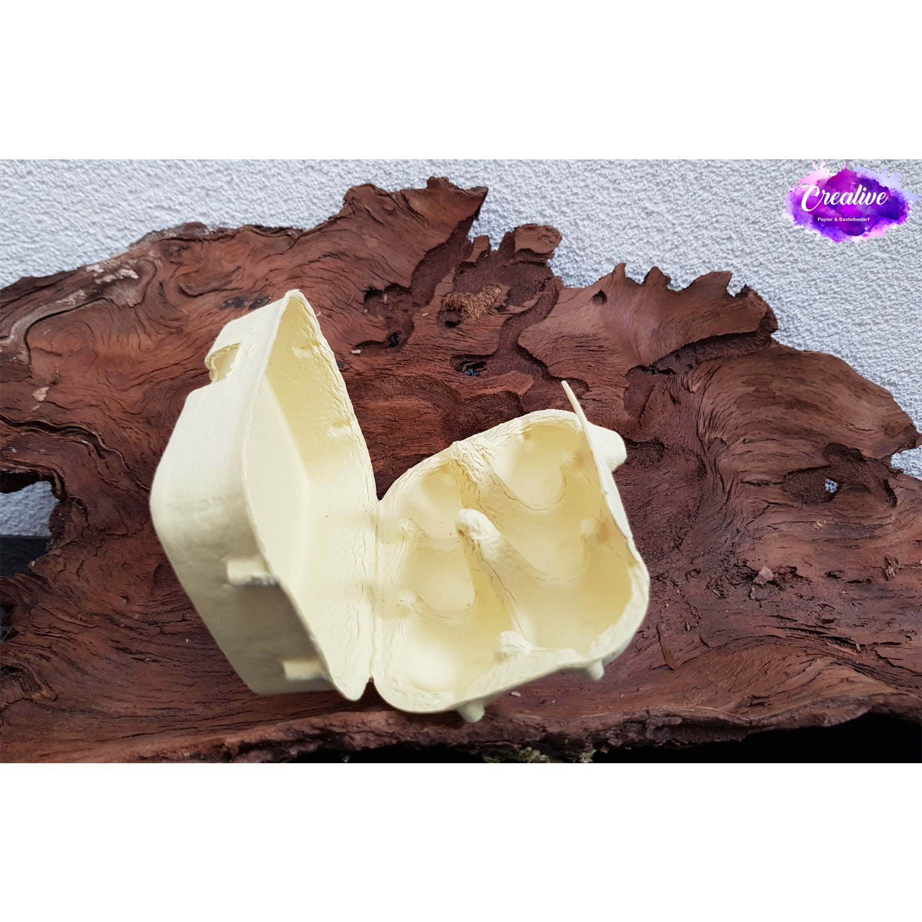 Crealive 6er Mini Eierschachtel
Mit dieser 6er Mini Eierschachtel hast du eine besonders süsse Alternative, um  6 Schoggi-Eier darin zu verschenken & deine Liebsten zu überraschen an Ostern! Du kannst sie hübsch verpacken mit einer schönen Banderole oder du erstellst eine Etikette für den flachen Deckel. Mit diesem Mini Eierkarton verschenkst du Freude und überraschst deine Lieben mit dem Inhalt. Natürlich kannst du auch andere Sachen darin verschenken; so oder so wird die Freude riesig sein. 

