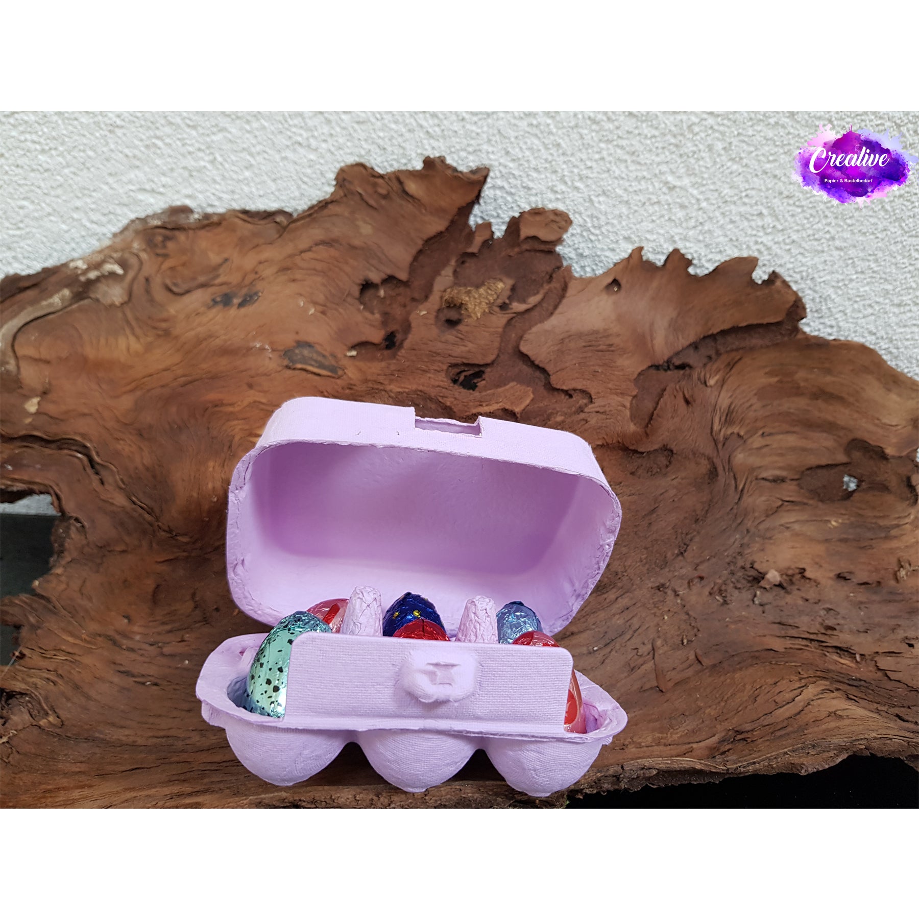 Crealive 6er Mini Eierschachtel
Mit dieser 6er Mini Eierschachtel hast du eine besonders süsse Alternative, um  6 Schoggi-Eier darin zu verschenken & deine Liebsten zu überraschen an Ostern! Du kannst sie hübsch verpacken mit einer schönen Banderole oder du erstellst eine Etikette für den flachen Deckel. Mit diesem Mini Eierkarton verschenkst du Freude und überraschst deine Lieben mit dem Inhalt. Natürlich kannst du auch andere Sachen darin verschenken; so oder so wird die Freude riesig sein. 
