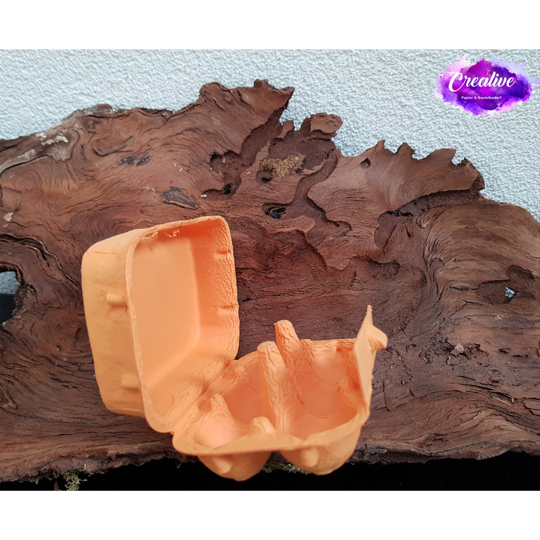Crealive 6er Mini Eierschachtel
Mit dieser 6er Mini Eierschachtel hast du eine besonders süsse Alternative, um  6 Schoggi-Eier darin zu verschenken & deine Liebsten zu überraschen an Ostern! Du kannst sie hübsch verpacken mit einer schönen Banderole oder du erstellst eine Etikette für den flachen Deckel. Mit diesem Mini Eierkarton verschenkst du Freude und überraschst deine Lieben mit dem Inhalt. Natürlich kannst du auch andere Sachen darin verschenken; so oder so wird die Freude riesig sein. 
