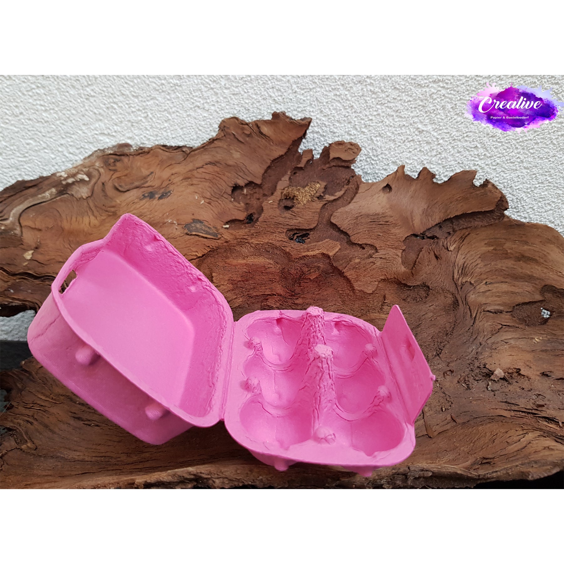 Crealive 6er Mini Eierschachtel
Mit dieser 6er Mini Eierschachtel hast du eine besonders süsse Alternative, um  6 Schoggi-Eier darin zu verschenken & deine Liebsten zu überraschen an Ostern! Du kannst sie hübsch verpacken mit einer schönen Banderole oder du erstellst eine Etikette für den flachen Deckel. Mit diesem Mini Eierkarton verschenkst du Freude und überraschst deine Lieben mit dem Inhalt. Natürlich kannst du auch andere Sachen darin verschenken; so oder so wird die Freude riesig sein. 
