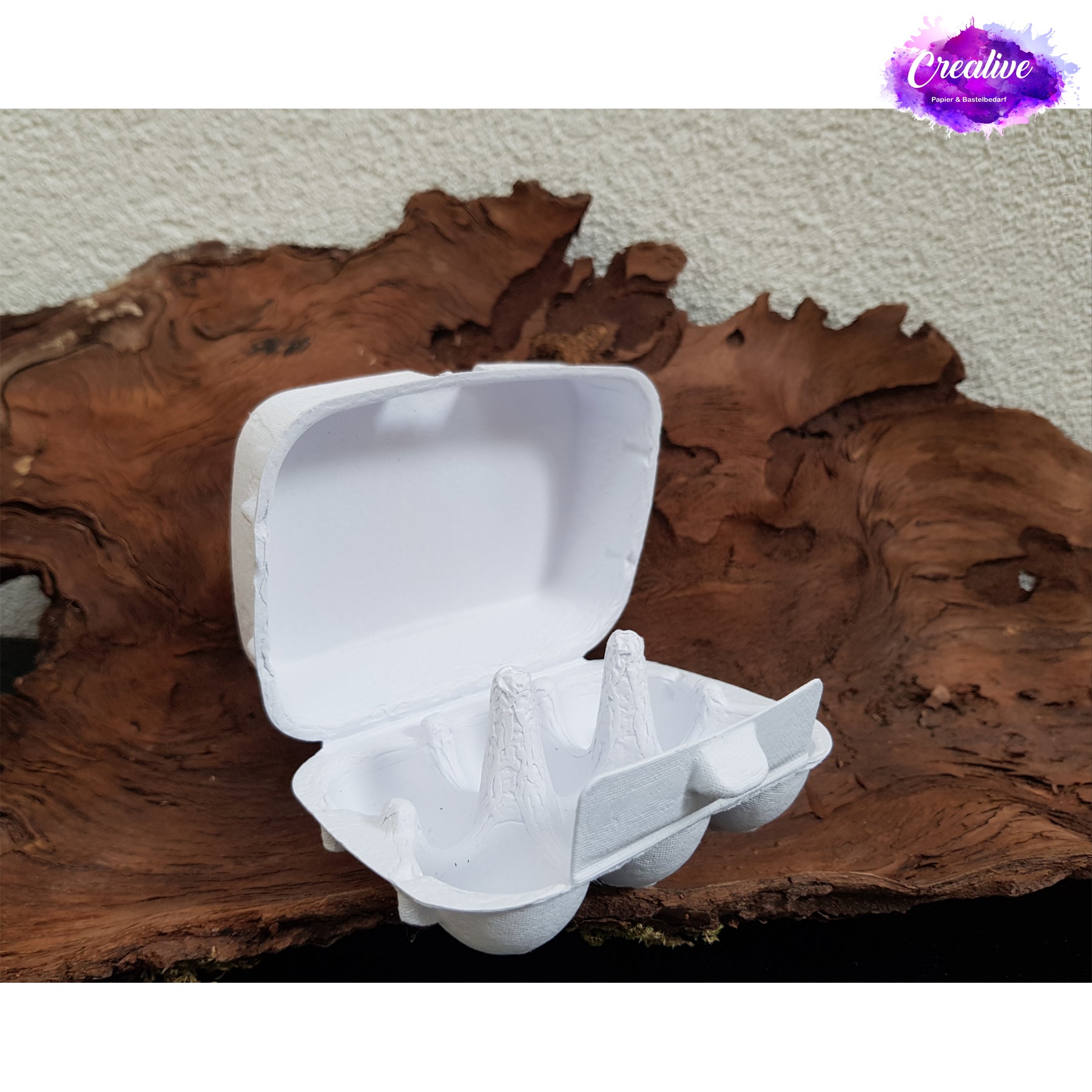 Crealive 6er Mini Eierschachtel
Mit dieser 6er Mini Eierschachtel hast du eine besonders süsse Alternative, um  6 Schoggi-Eier darin zu verschenken & deine Liebsten zu überraschen an Ostern! Du kannst sie hübsch verpacken mit einer schönen Banderole oder du erstellst eine Etikette für den flachen Deckel. Mit diesem Mini Eierkarton verschenkst du Freude und überraschst deine Lieben mit dem Inhalt. Natürlich kannst du auch andere Sachen darin verschenken; so oder so wird die Freude riesig sein. 
