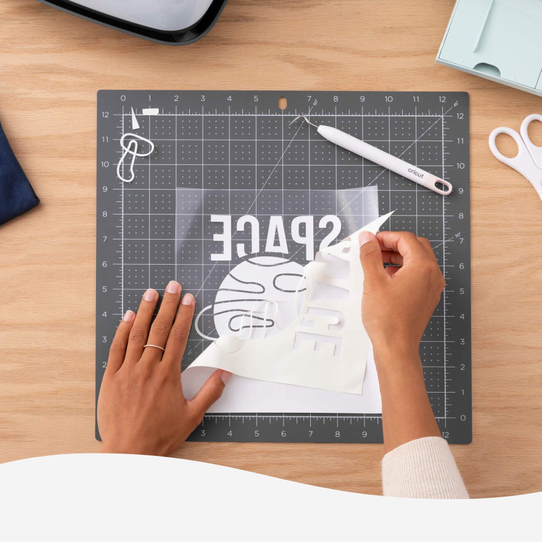 Crealive Cricut Flexfolie / Iron-On - Glow in the Dark   Inhalt:  1 Rolle Cricut Iron-On Glow in the Dark - 30,5 cm x 61 cm (12" x 24")    Spezifikationen:  Cricut Iron-On / Flexfolie Grösse: 30,5 cm x 61 cm (12" x 24") einfach zu Entgittern und mühelos aufzutragen ideal für Kostüme, T-Shirts, Sweatshirts und mehr für optimales Leuchten bei direkter Lichteinstrahlung aufladen für alle Cricut® Maschinen (für Cricut Joy auf die entsprechende Breite zuschneiden)