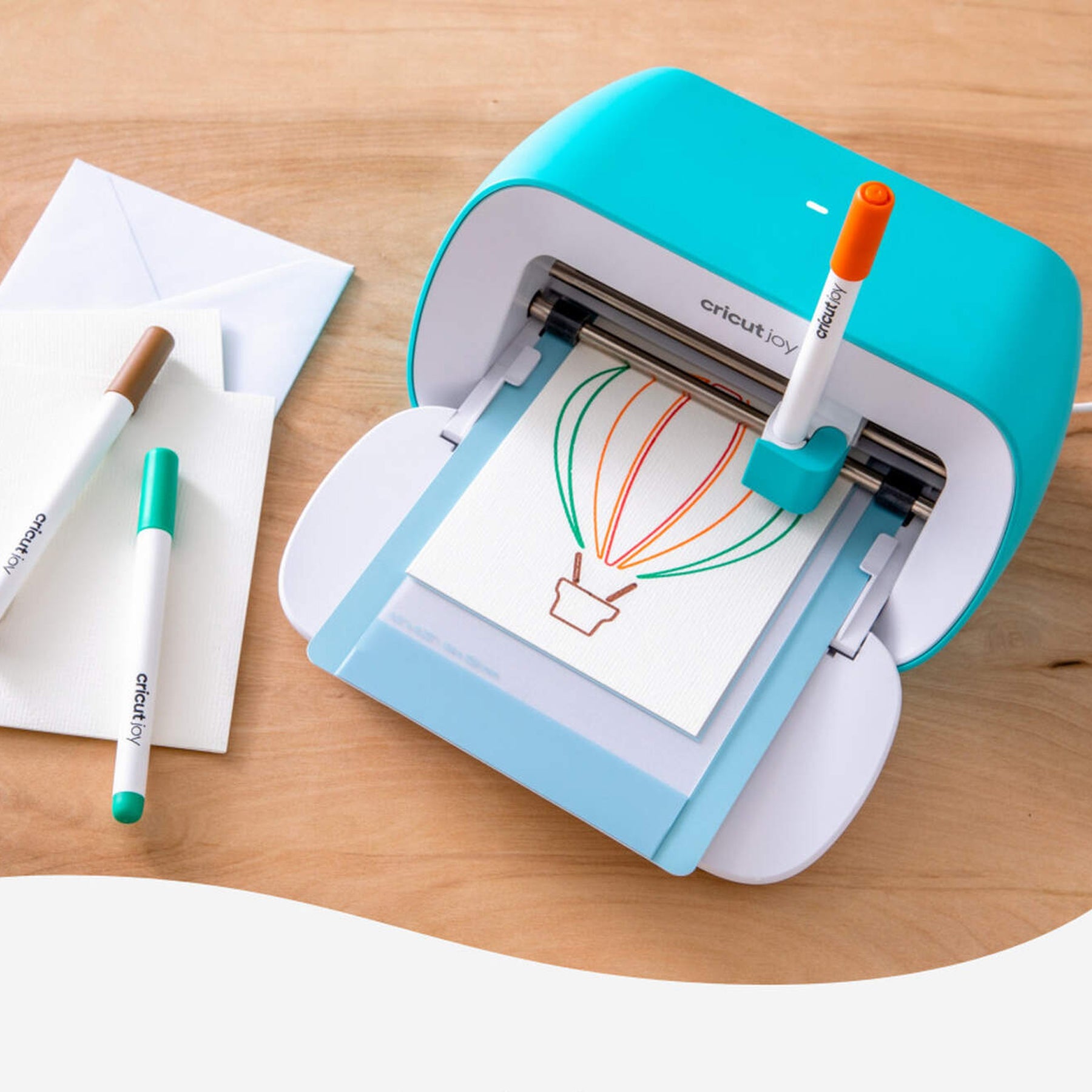 Crealive Cricut Joy Set mit Aquarellstiften & -pinsel 1.0 mm / Watercolor Marker & Brush Set     Inhalt:  8 Aquarellstifte 1.0 mm 1 Wassertankpinsel 4.0 mm    Spezifikationen:  1.0 mm (mittlere Spitze) Farben: Grün, Blau, Violett, Rot, Orange, Gelb, Braun & Schwarz wasserbasiert säurefrei ungiftig entspricht ASTM D-4236    Anleitung:  Design auswählen Stift in die Halterung Loslegen