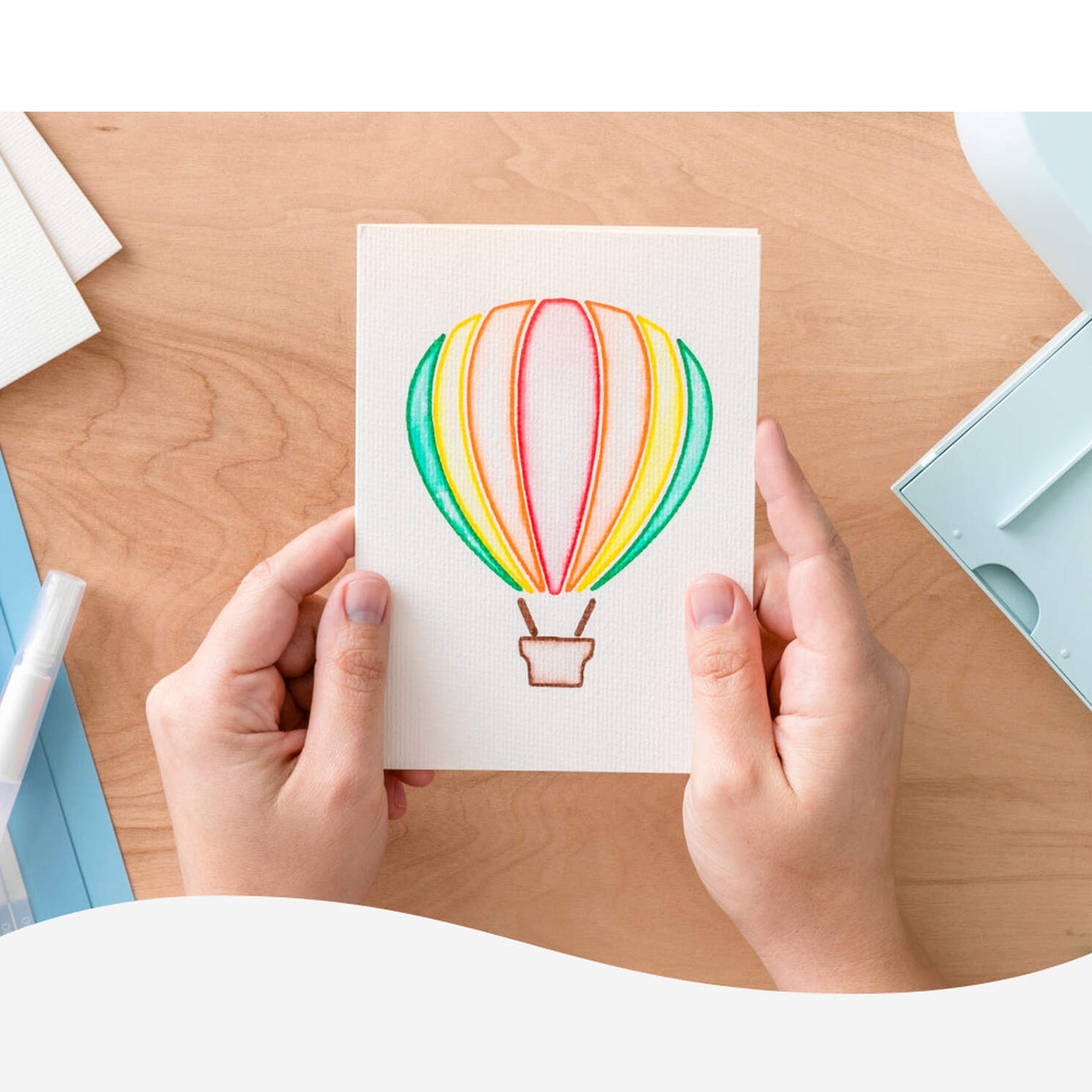 Crealive Cricut Set mit Aquarellstiften & -pinsel 1.0 mm / Watercolor Marker & Brush Set  Inhalt:  8 Aquarellstifte 1.0 mm 1 Wassertankpinsel 4.0 mm    Spezifikationen:  1.0 mm (mittlere Spitze) Farben: Grün, Blau, Violett, Rot, Orange, Gelb, Braun & Schwarz wasserbasiert säurefrei ungiftig entspricht ASTM D-4236    Anleitung:  Design auswählen Stift in die Halterung (A) Loslegen    Kompatible Geräte:  für alle Cricut Explore und Cricut Maker