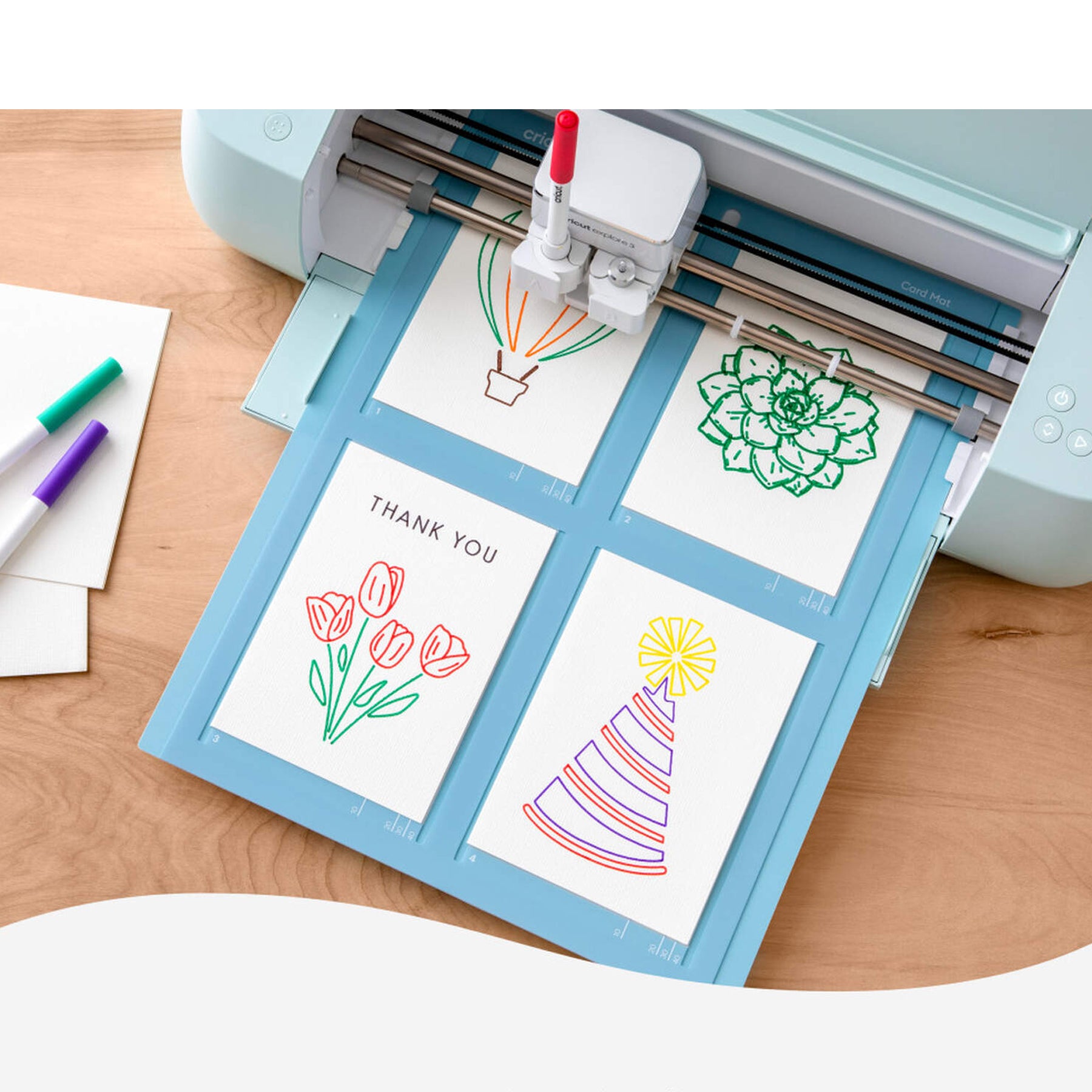 Crealive Cricut Set mit Aquarellstiften & -pinsel 1.0 mm / Watercolor Marker & Brush Set  Inhalt:  8 Aquarellstifte 1.0 mm 1 Wassertankpinsel 4.0 mm    Spezifikationen:  1.0 mm (mittlere Spitze) Farben: Grün, Blau, Violett, Rot, Orange, Gelb, Braun & Schwarz wasserbasiert säurefrei ungiftig entspricht ASTM D-4236    Anleitung:  Design auswählen Stift in die Halterung (A) Loslegen    Kompatible Geräte:  für alle Cricut Explore und Cricut Maker