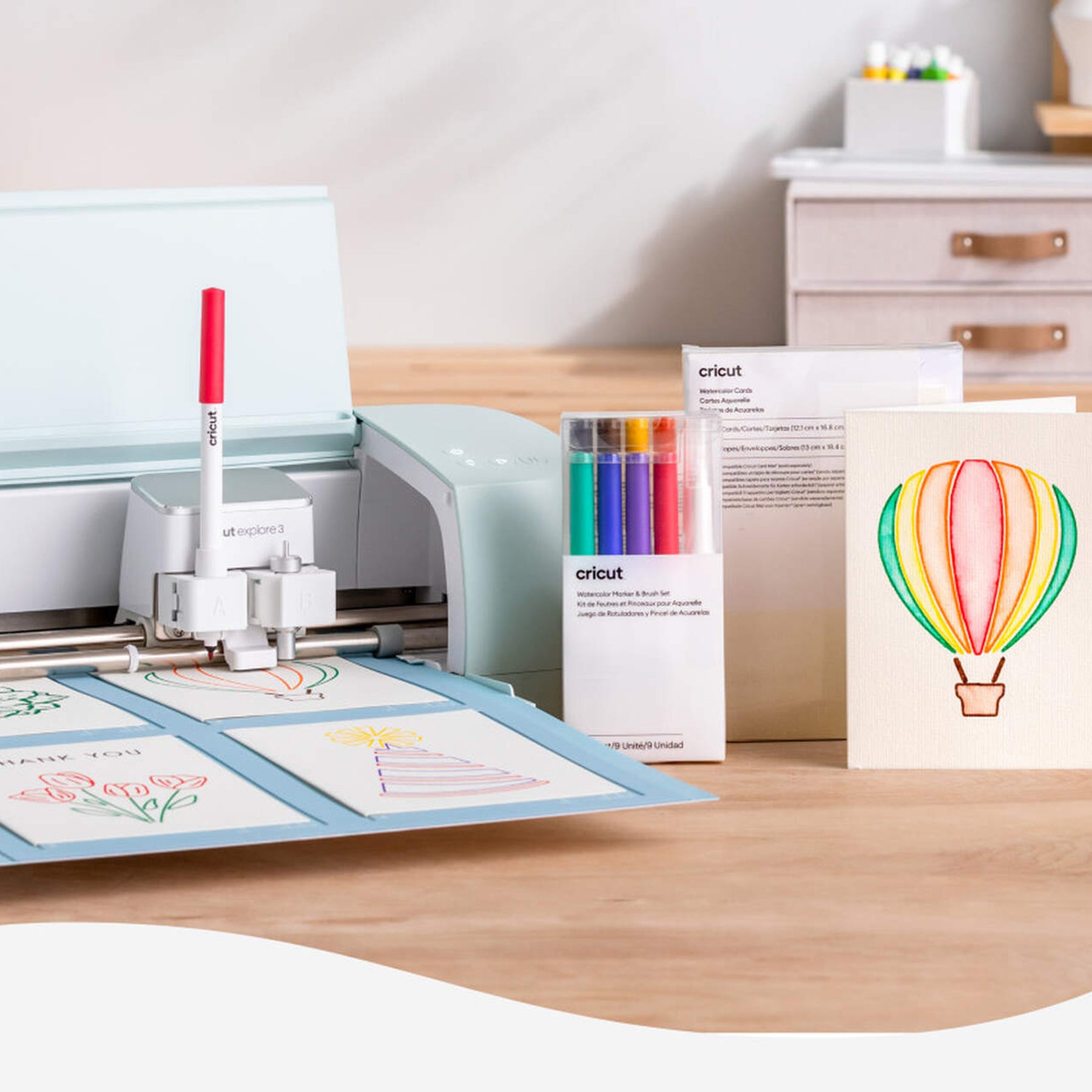 Crealive Cricut Set mit Aquarellstiften & -pinsel 1.0 mm / Watercolor Marker & Brush Set  Inhalt:  8 Aquarellstifte 1.0 mm 1 Wassertankpinsel 4.0 mm    Spezifikationen:  1.0 mm (mittlere Spitze) Farben: Grün, Blau, Violett, Rot, Orange, Gelb, Braun & Schwarz wasserbasiert säurefrei ungiftig entspricht ASTM D-4236    Anleitung:  Design auswählen Stift in die Halterung (A) Loslegen    Kompatible Geräte:  für alle Cricut Explore und Cricut Maker