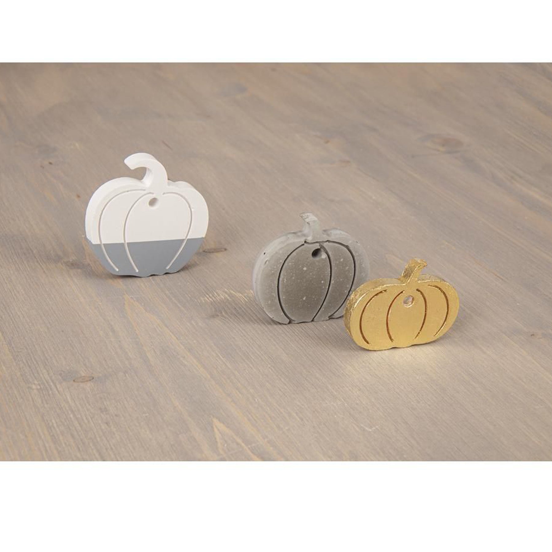 Crealive Silikon Giessform - Kürbis, Pilz & Blatt     Inhalt:  1 Giessform mit 7 Kürbis, Pilz & Blatt Motiven    Spezifikationen:  Material: hochwertiges Silikon Formgrösse: 14.5 x 26 cm Motivgrössen: Kürbis gross: 56 x 57 mm Kürbis mittel: 52 x 49 mm Kürbis klein: 50 x 38 mm Blatt Eichel: 37 x 68 mm Blatt Ahorn: 69 x 70 mm Pilz gross: 60 x 75 mm Pilz klein: 54 x 46 mm maximale Höhe 9 mm NICHT geeignet für Lebensmittel äusserst elastisch formstabil frost- und hitzebeständig (-40° bis +240°