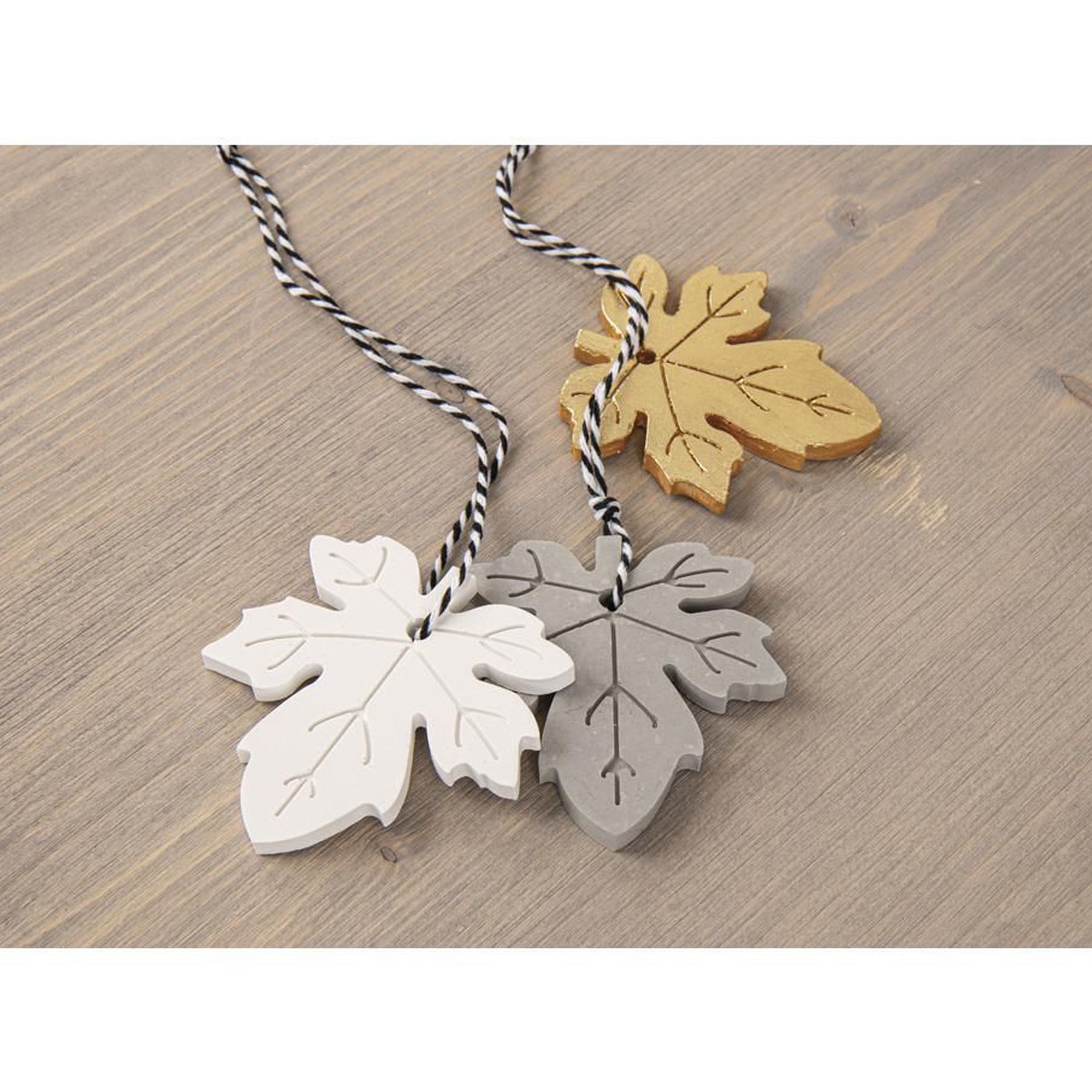 Crealive Silikon Giessform - Kürbis, Pilz & Blatt     Inhalt:  1 Giessform mit 7 Kürbis, Pilz & Blatt Motiven    Spezifikationen:  Material: hochwertiges Silikon Formgrösse: 14.5 x 26 cm Motivgrössen: Kürbis gross: 56 x 57 mm Kürbis mittel: 52 x 49 mm Kürbis klein: 50 x 38 mm Blatt Eichel: 37 x 68 mm Blatt Ahorn: 69 x 70 mm Pilz gross: 60 x 75 mm Pilz klein: 54 x 46 mm maximale Höhe 9 mm NICHT geeignet für Lebensmittel äusserst elastisch formstabil frost- und hitzebeständig (-40° bis +240°