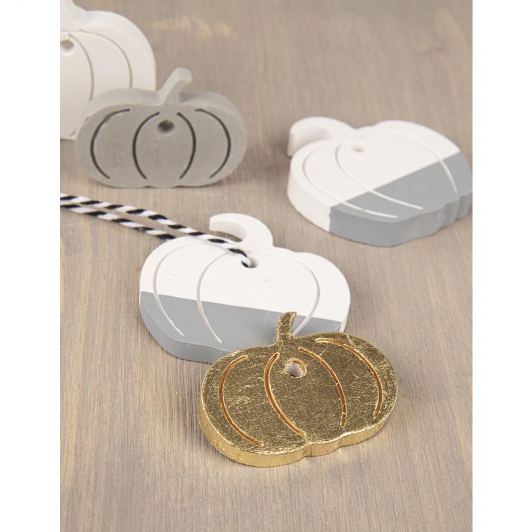 Crealive Silikon Giessform - Kürbis, Pilz & Blatt     Inhalt:  1 Giessform mit 7 Kürbis, Pilz & Blatt Motiven    Spezifikationen:  Material: hochwertiges Silikon Formgrösse: 14.5 x 26 cm Motivgrössen: Kürbis gross: 56 x 57 mm Kürbis mittel: 52 x 49 mm Kürbis klein: 50 x 38 mm Blatt Eichel: 37 x 68 mm Blatt Ahorn: 69 x 70 mm Pilz gross: 60 x 75 mm Pilz klein: 54 x 46 mm maximale Höhe 9 mm NICHT geeignet für Lebensmittel äusserst elastisch formstabil frost- und hitzebeständig (-40° bis +240°