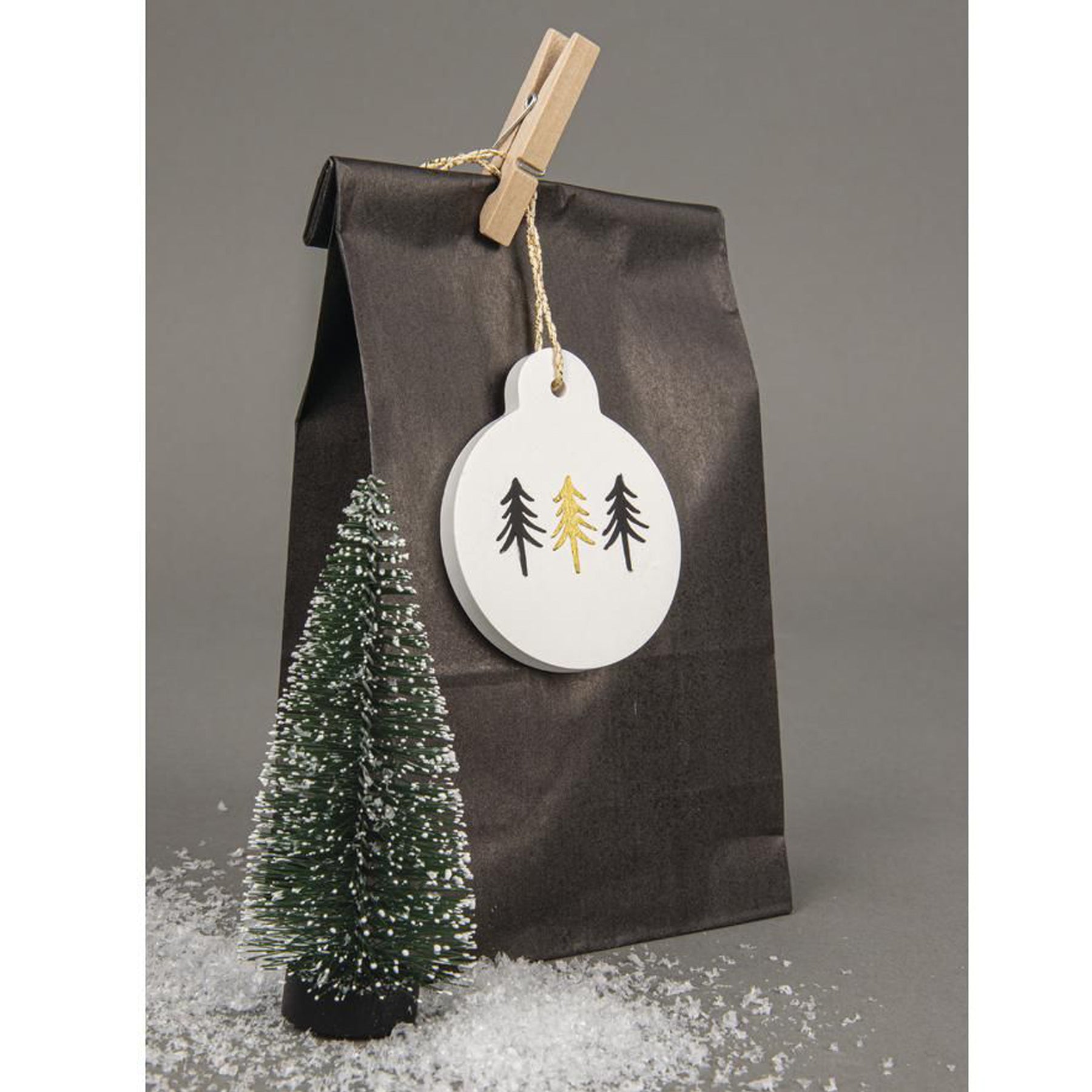 Crealive Silikon Giessform + Schablone A5 - Winter      Inhalt:  1 Giessform mit 6 Motiven 1 Schablone mit diversen Motiven    Spezifikationen:  Material: hochwertiges Silikon Kunststoff-Schablone DIN A5, 14,8 x 21 cm Silikon Formgrösse: 14 x 26 cm Motivgrössen: Stern 64 x 64 mm Socke 50 x 72 mm Handschuh 35 x 67 mm Pullover 65 x 55 mm Mütze 42 x 55 mm Weihnachtskugel 54 x 65 mm Höhe 10 mm NICHT geeignet für Lebensmittel äusserst elastisch formstabil
