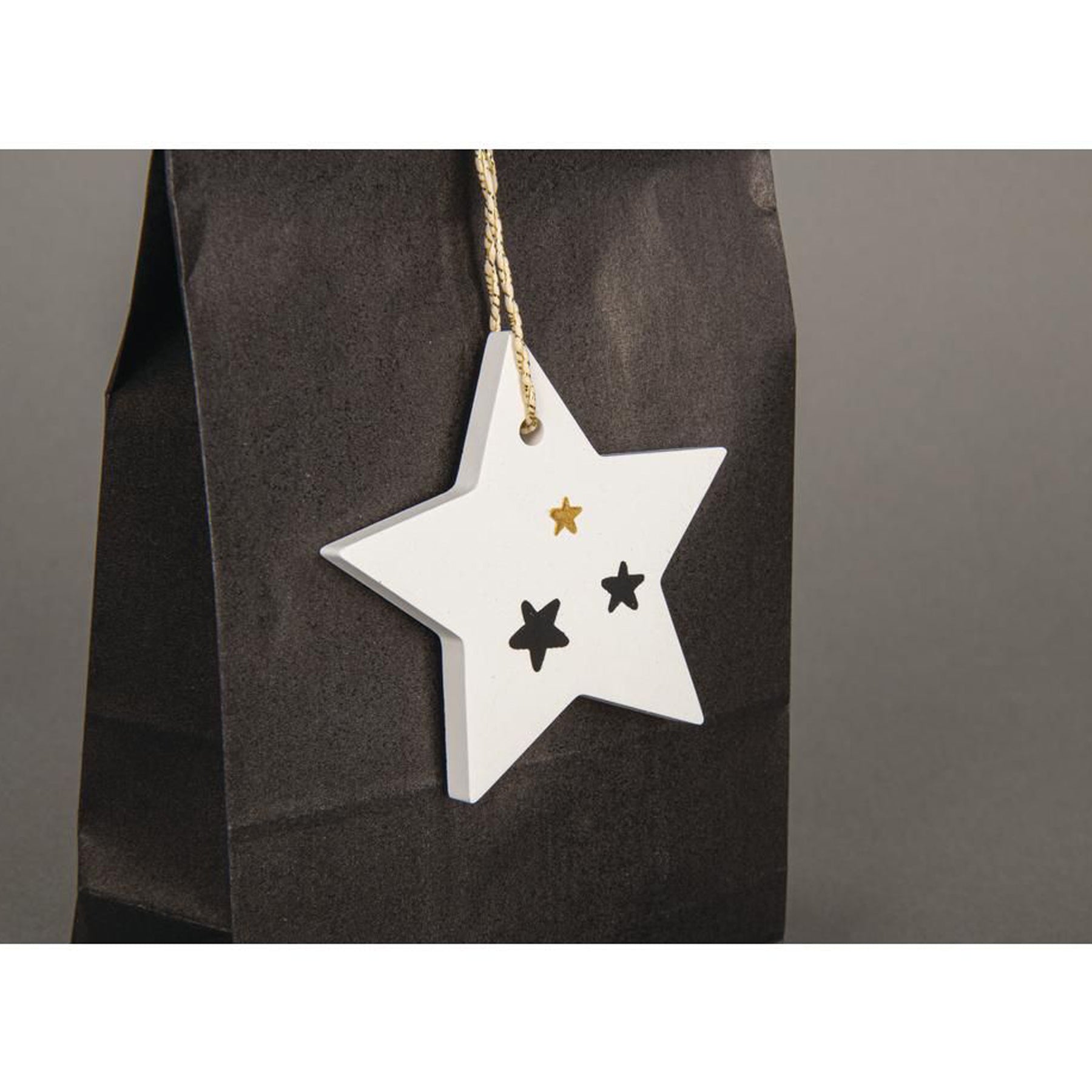 Crealive Silikon Giessform + Schablone A5 - Winter      Inhalt:  1 Giessform mit 6 Motiven 1 Schablone mit diversen Motiven    Spezifikationen:  Material: hochwertiges Silikon Kunststoff-Schablone DIN A5, 14,8 x 21 cm Silikon Formgrösse: 14 x 26 cm Motivgrössen: Stern 64 x 64 mm Socke 50 x 72 mm Handschuh 35 x 67 mm Pullover 65 x 55 mm Mütze 42 x 55 mm Weihnachtskugel 54 x 65 mm Höhe 10 mm NICHT geeignet für Lebensmittel äusserst elastisch formstabil
