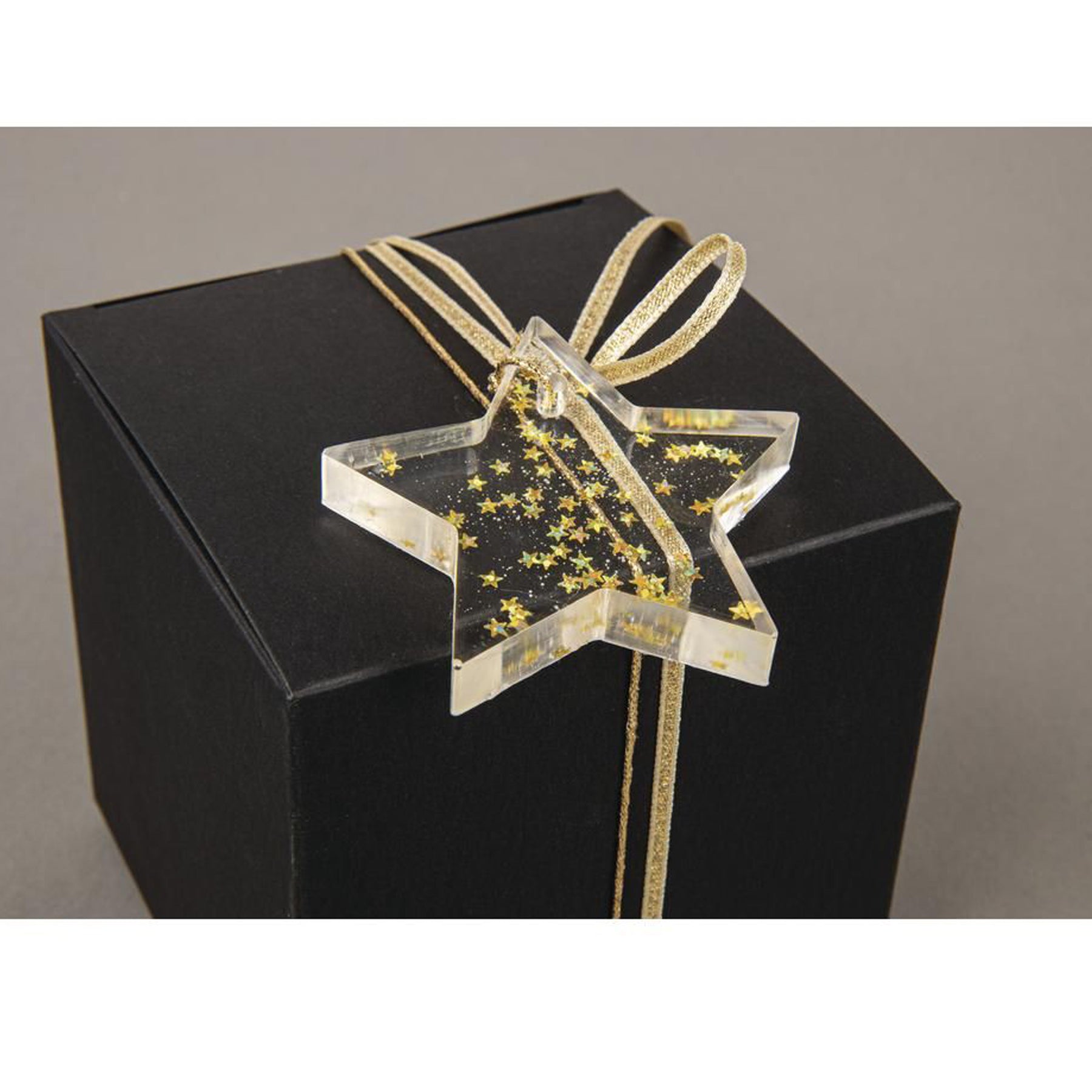 Crealive Silikon Giessform + Schablone A5 - Winter      Inhalt:  1 Giessform mit 6 Motiven 1 Schablone mit diversen Motiven    Spezifikationen:  Material: hochwertiges Silikon Kunststoff-Schablone DIN A5, 14,8 x 21 cm Silikon Formgrösse: 14 x 26 cm Motivgrössen: Stern 64 x 64 mm Socke 50 x 72 mm Handschuh 35 x 67 mm Pullover 65 x 55 mm Mütze 42 x 55 mm Weihnachtskugel 54 x 65 mm Höhe 10 mm NICHT geeignet für Lebensmittel äusserst elastisch formstabil